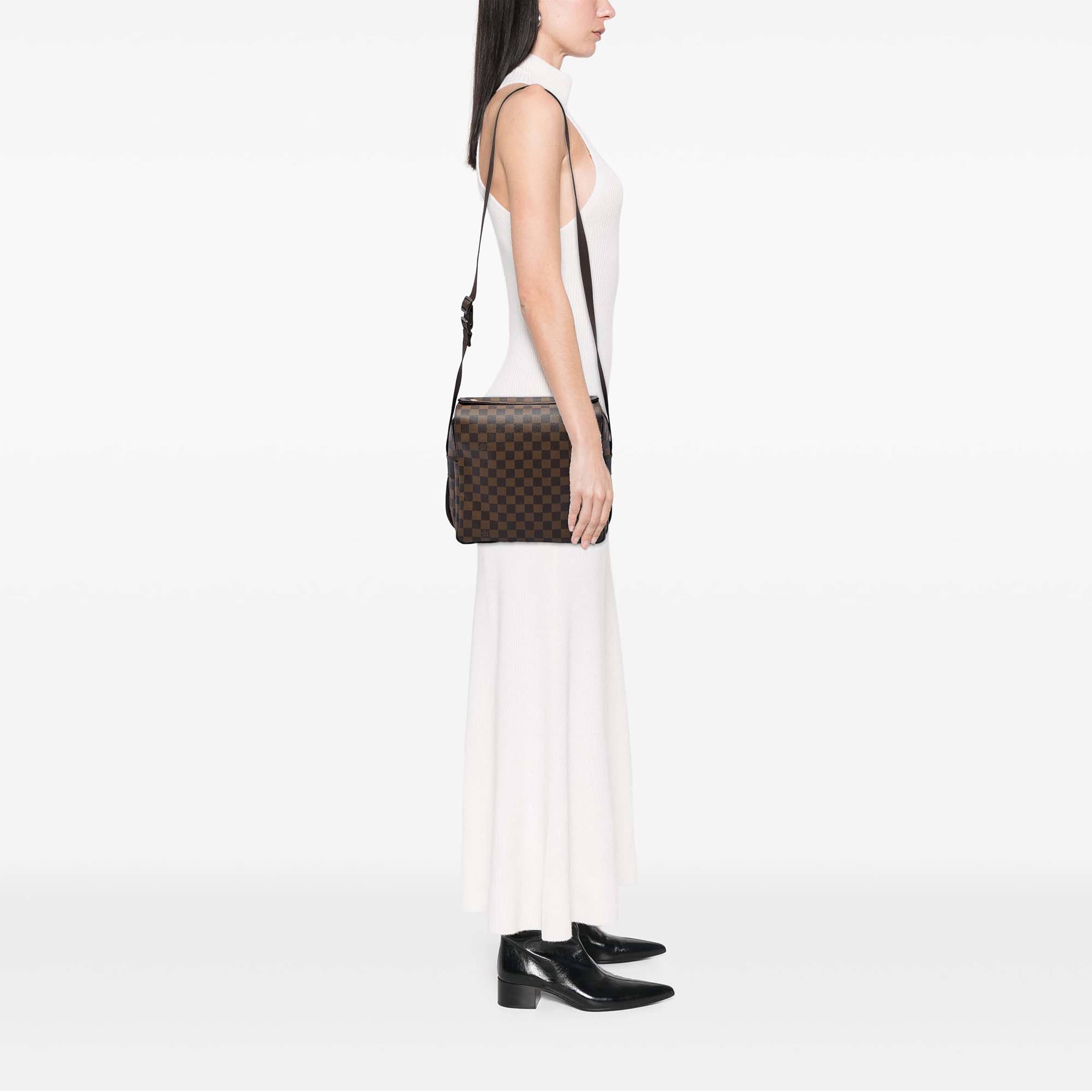 Louis Vuitton Damier Ebene Naviglio, från Luxclusif, i färgen brun. Klicka för att öppna bilden i stort format