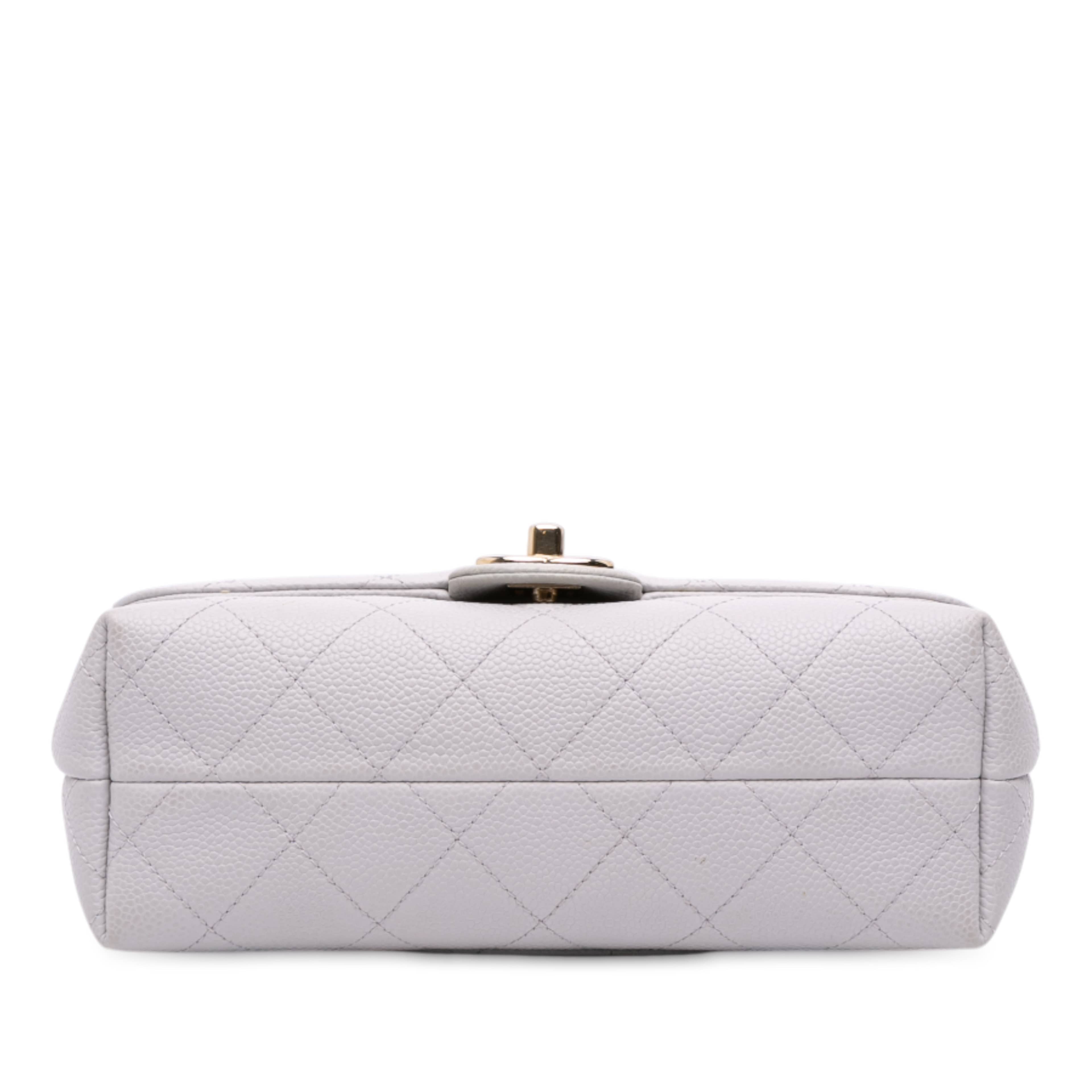 Chanel Small Stitched Caviar City Walk Flap, från Luxclusif, i färgen grå. Klicka för att öppna bilden i stort format
