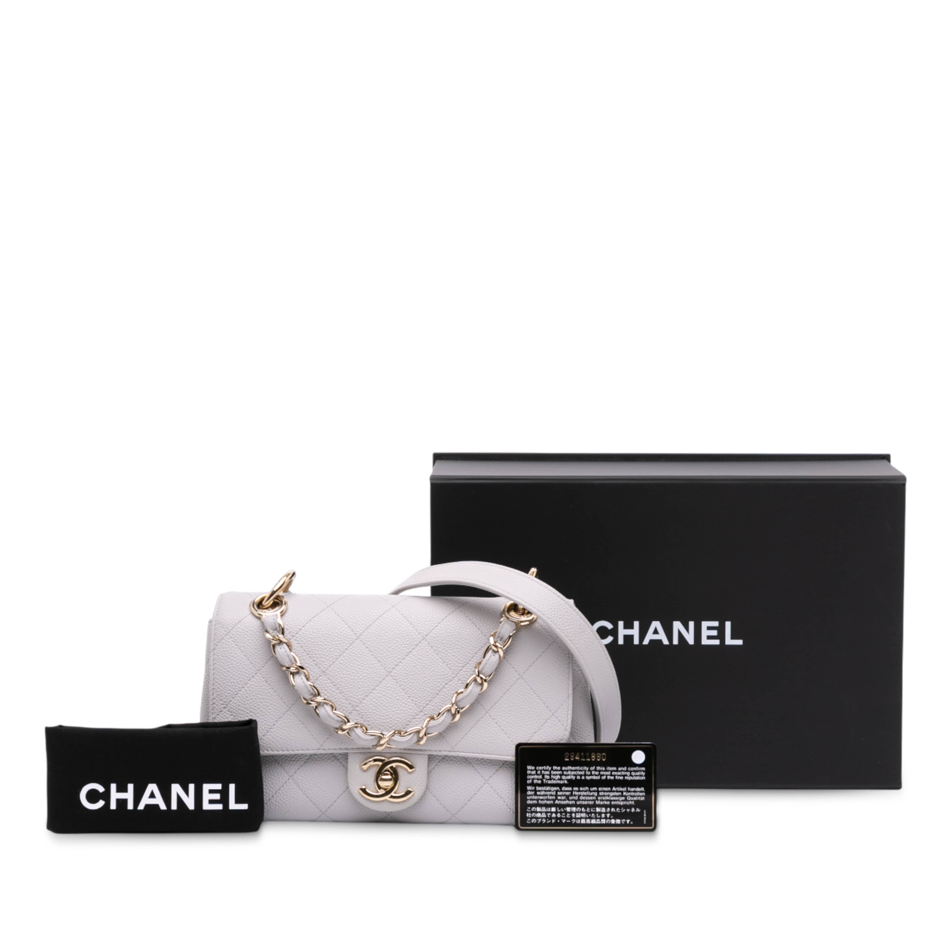 Chanel Small Stitched Caviar City Walk Flap, från Luxclusif, i färgen grå. Klicka för att öppna bilden i stort format