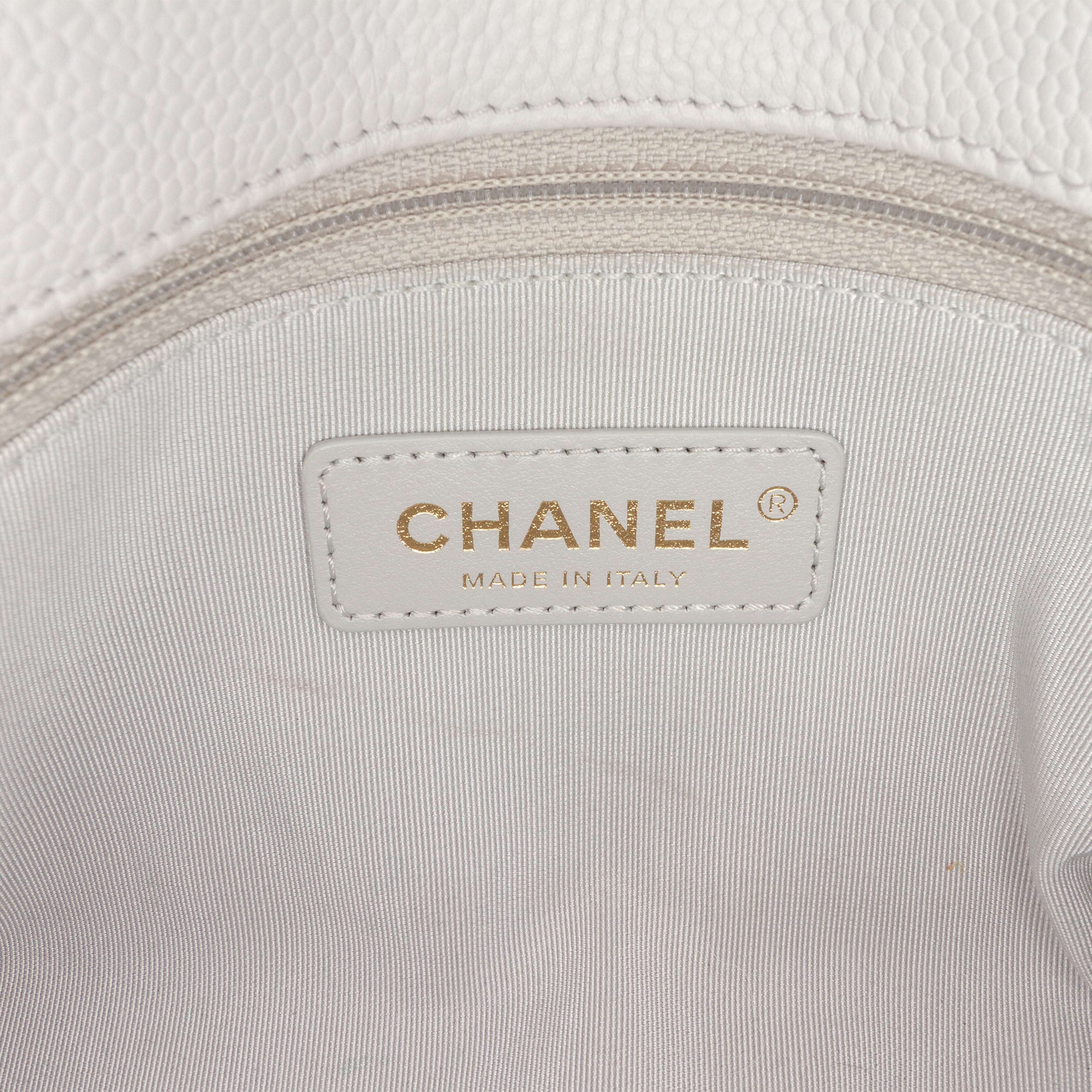 Chanel Small Stitched Caviar City Walk Flap, från Luxclusif, i färgen light gray. Klicka för att öppna bilden i stort format