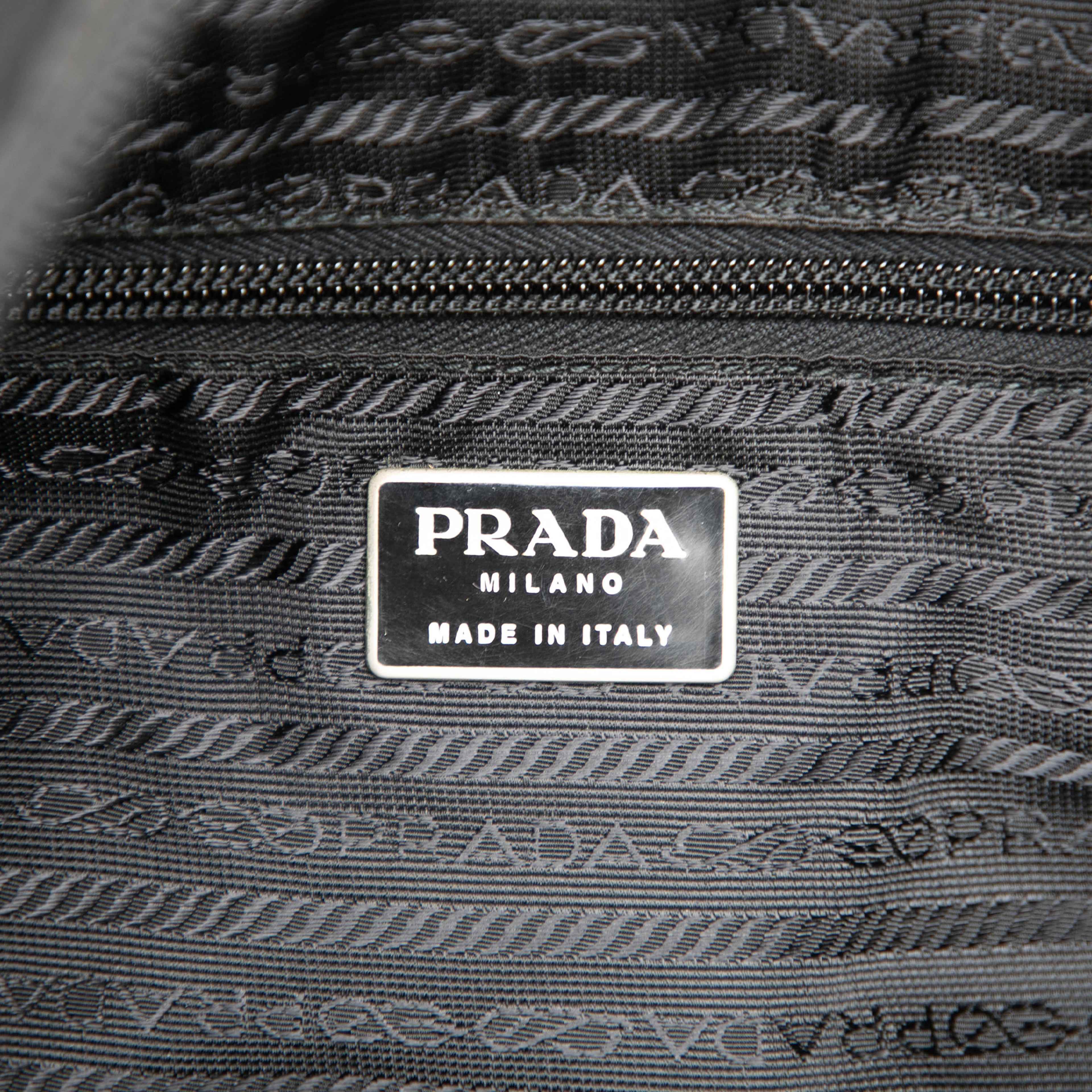 Prada Tessuto Tote, från Luxclusif, i färgen svart. Klicka för att öppna bilden i stort format