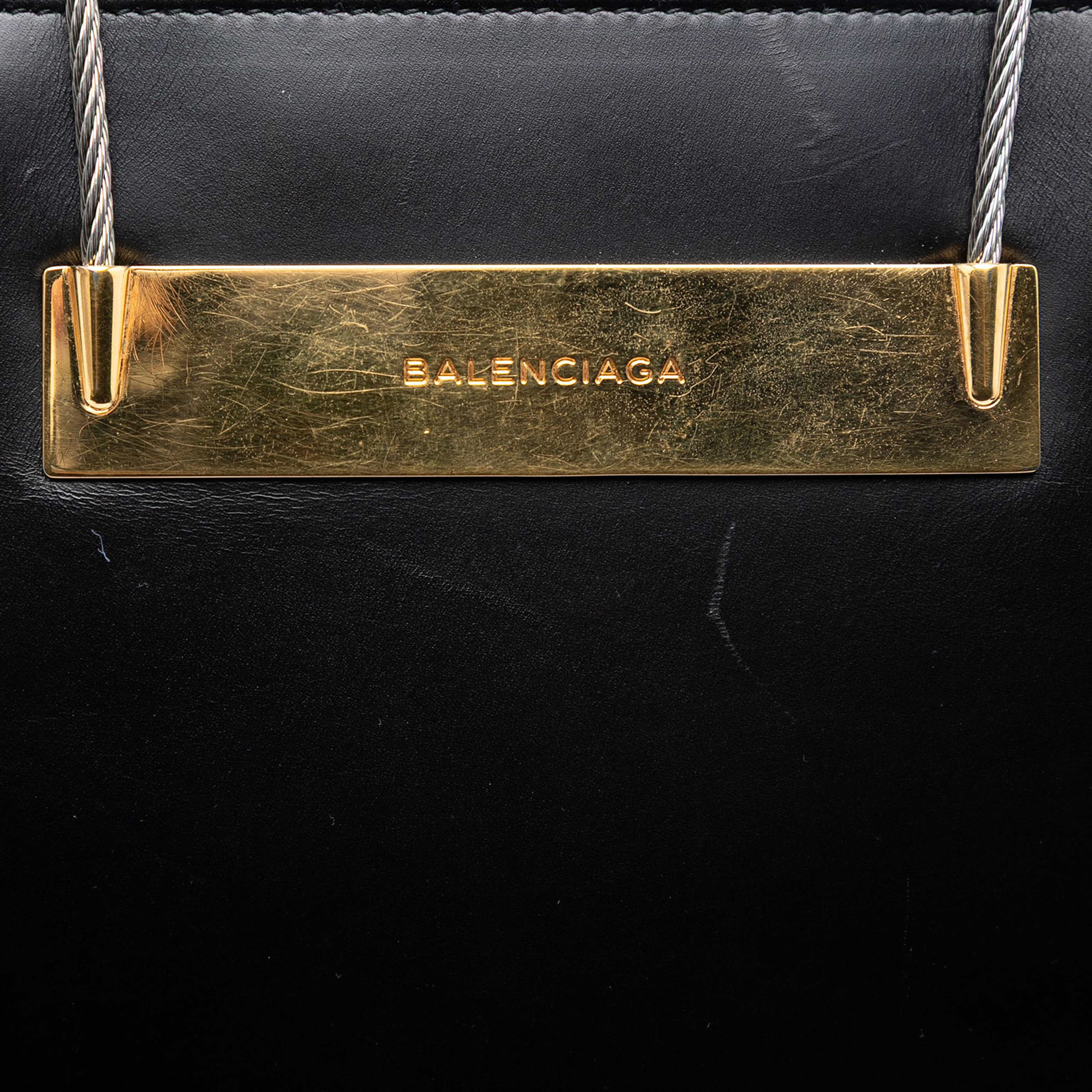 Balenciaga Small Leather Cable Shopper Tote, från Luxclusif, i färgen black. Klicka för att öppna bilden i stort format