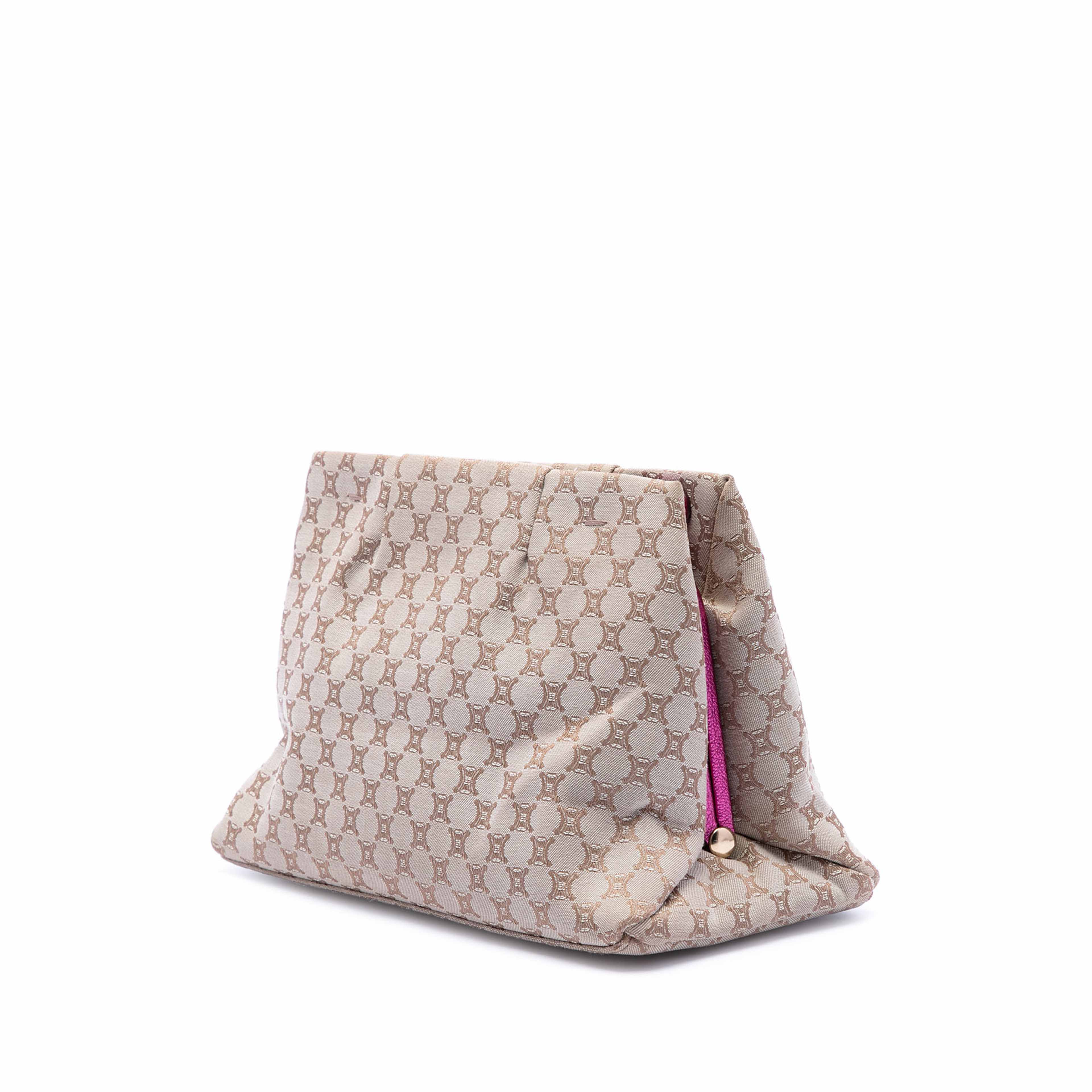 Celine Macadam Canvas Kisslock Crossbody, från Luxclusif, i färgen beige. Klicka för att öppna bilden i stort format