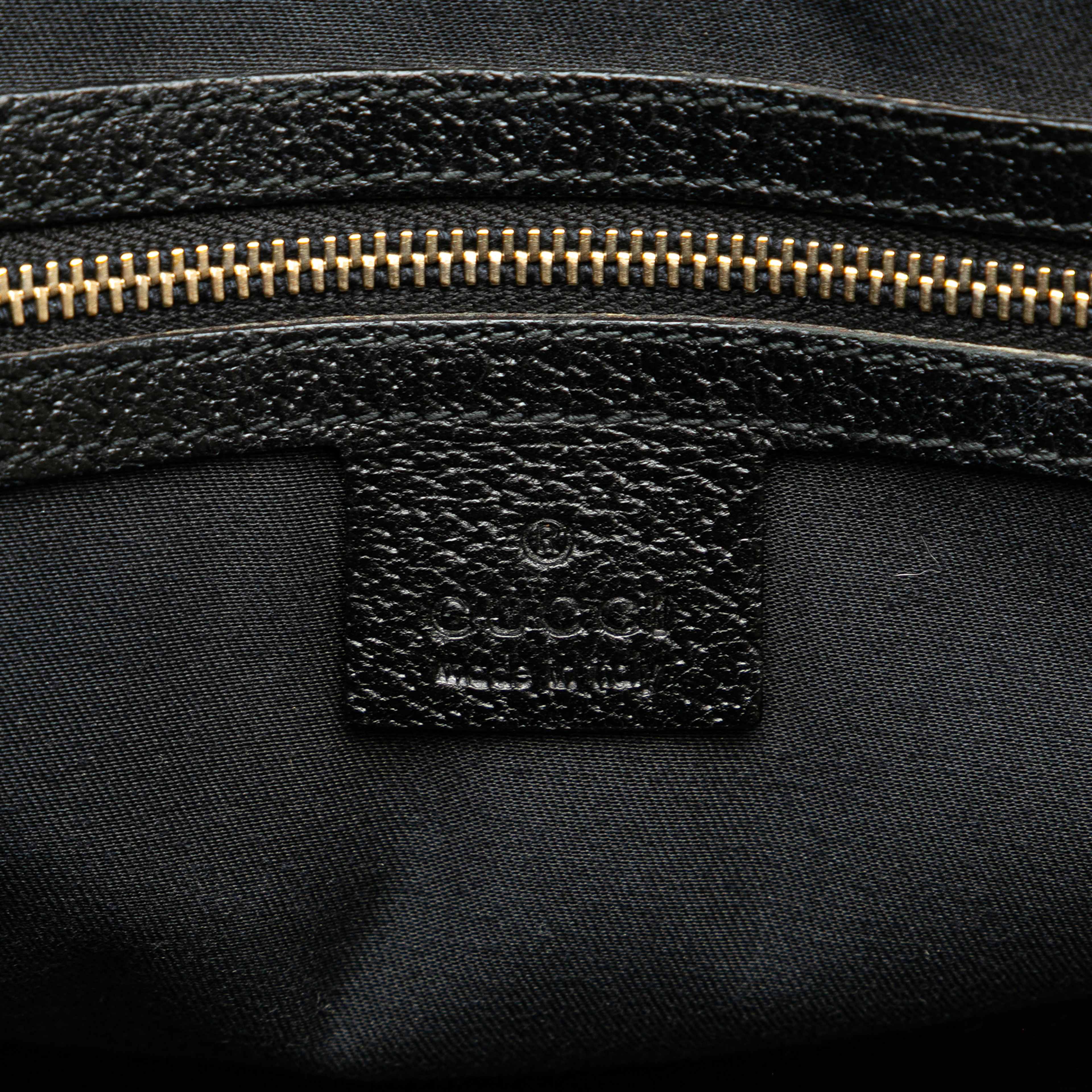 Gucci Gg Canvas Dome Nailhead Handbag, från Luxclusif, i färgen black. Klicka för att öppna bilden i stort format