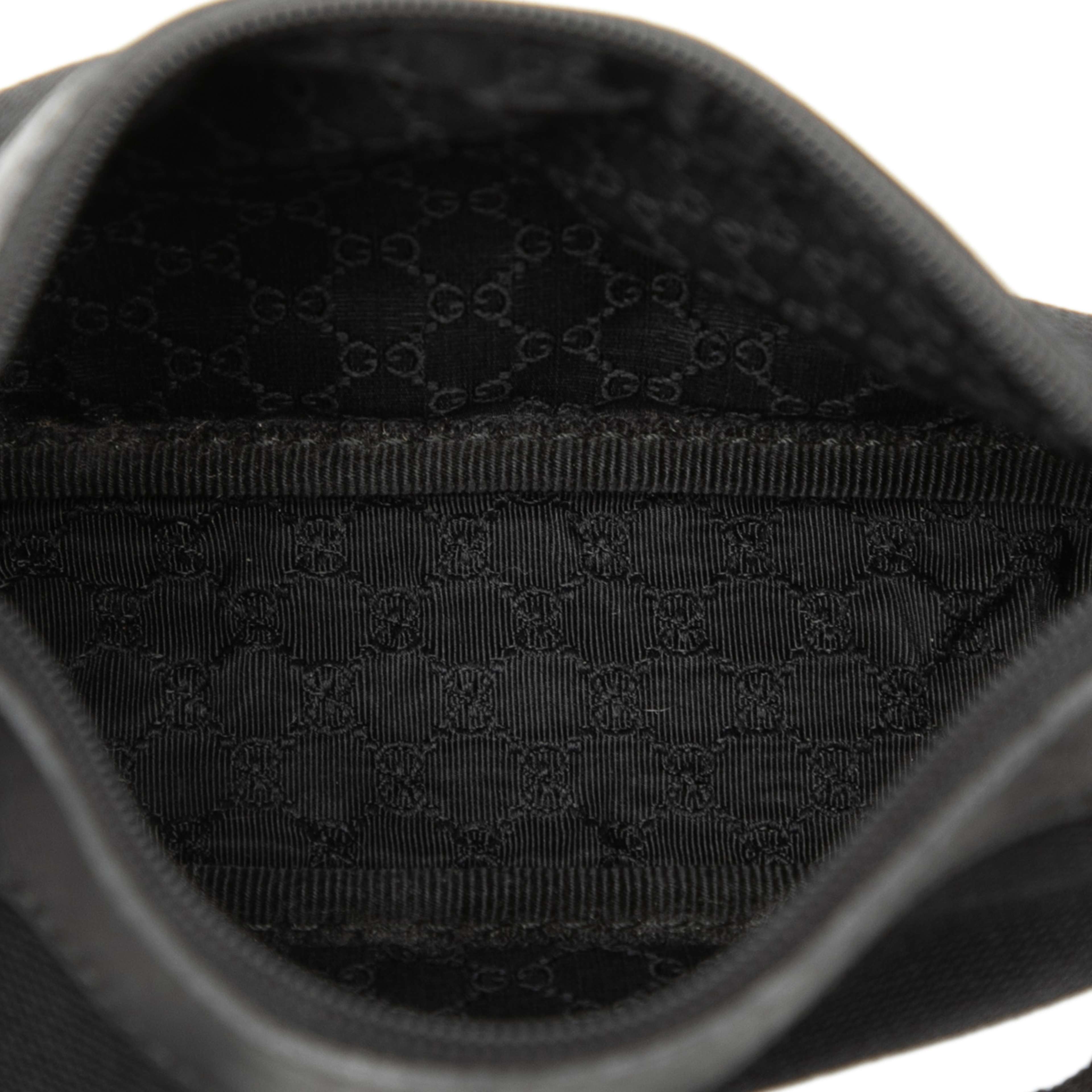 Gucci Leather Trimmed Canvas Shoulder Bag, från Luxclusif, i färgen black. Klicka för att öppna bilden i stort format