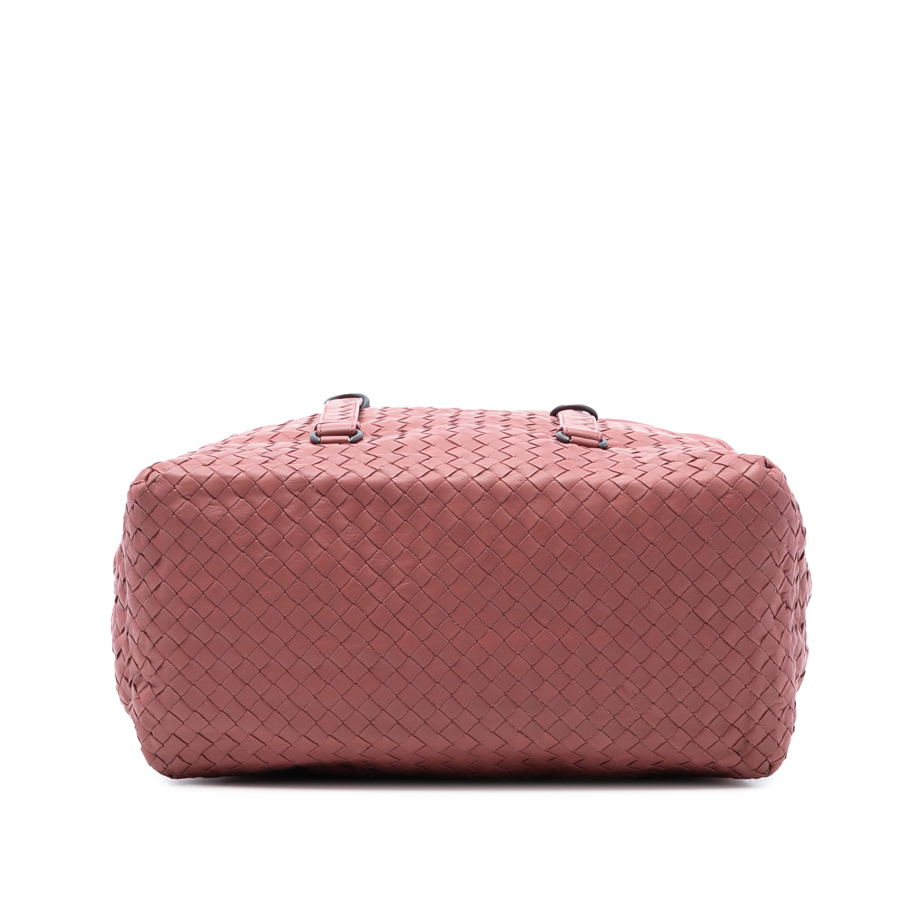 Bottega Veneta Nappa Intrecciato Handbag, från Luxclusif, i färgen salmon. Klicka för att öppna bilden i stort format