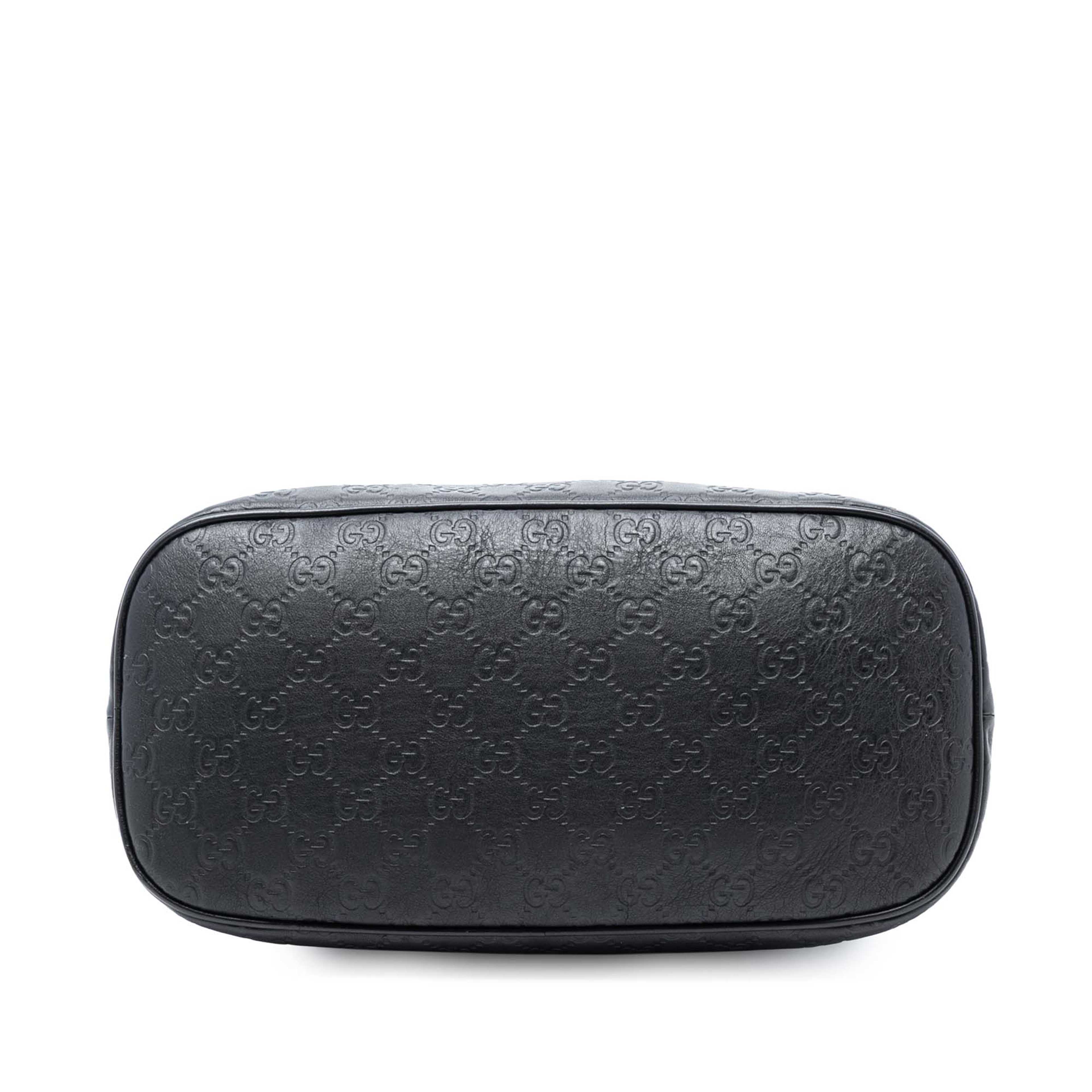 Gucci Medium Guccissima Dome Satchel, från Luxclusif, i färgen svart. Klicka för att öppna bilden i stort format