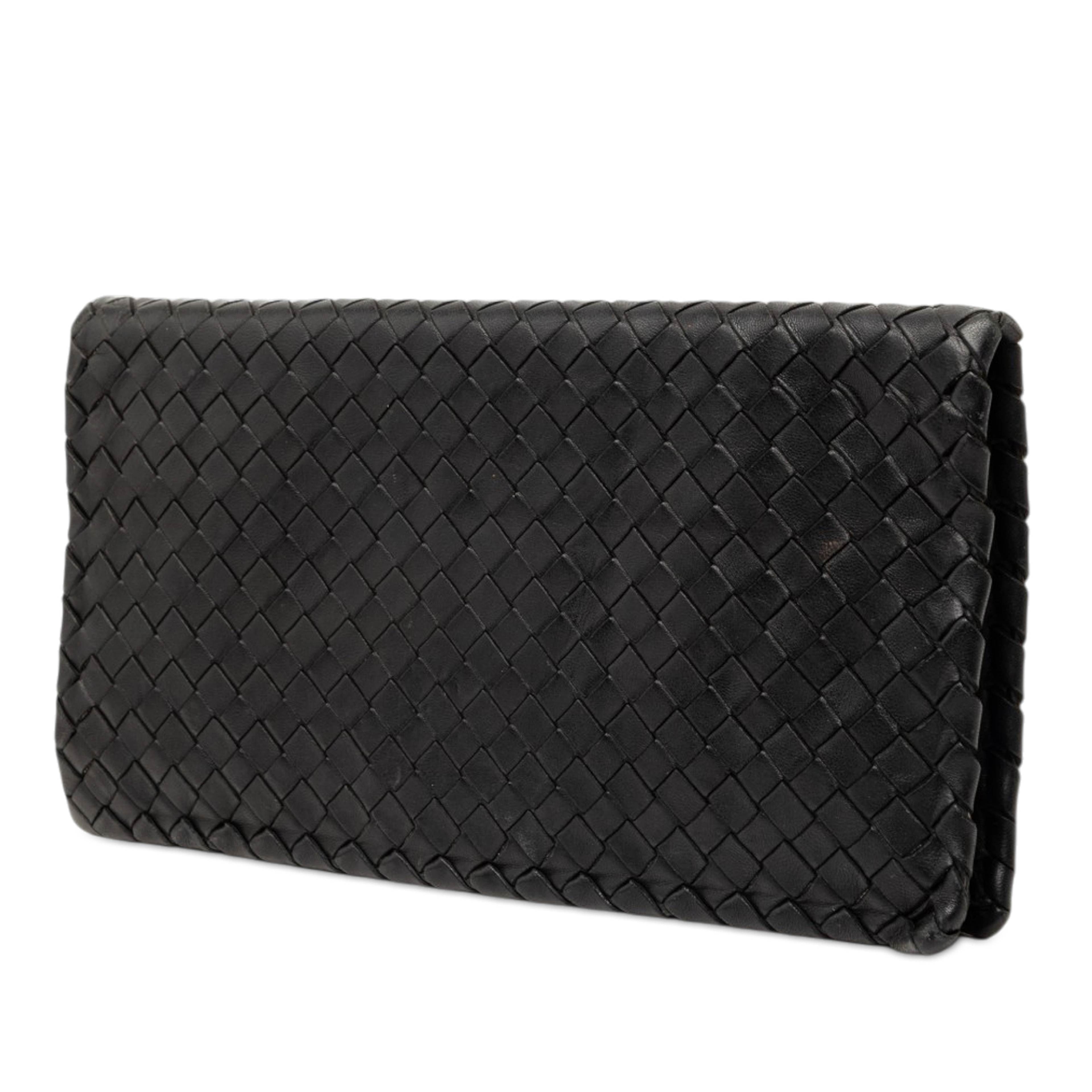 Bottega Veneta Nappa Intrecciato Turn Lock Clutch, från Luxclusif, i färgen black. Klicka för att öppna bilden i stort format