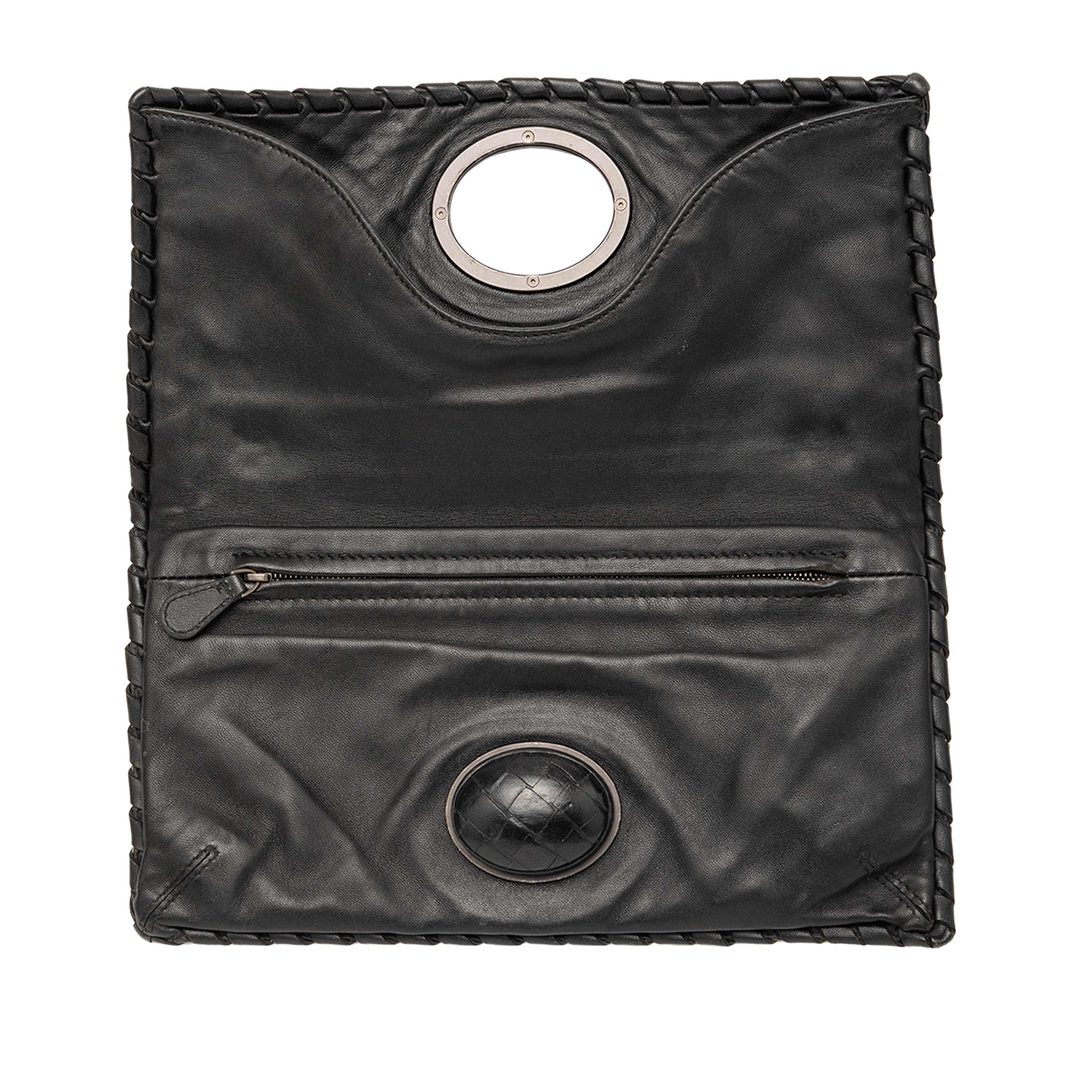 Bottega Veneta Nappa Intrecciato Turn Lock Clutch, från Luxclusif, i färgen black. Klicka för att öppna bilden i stort format