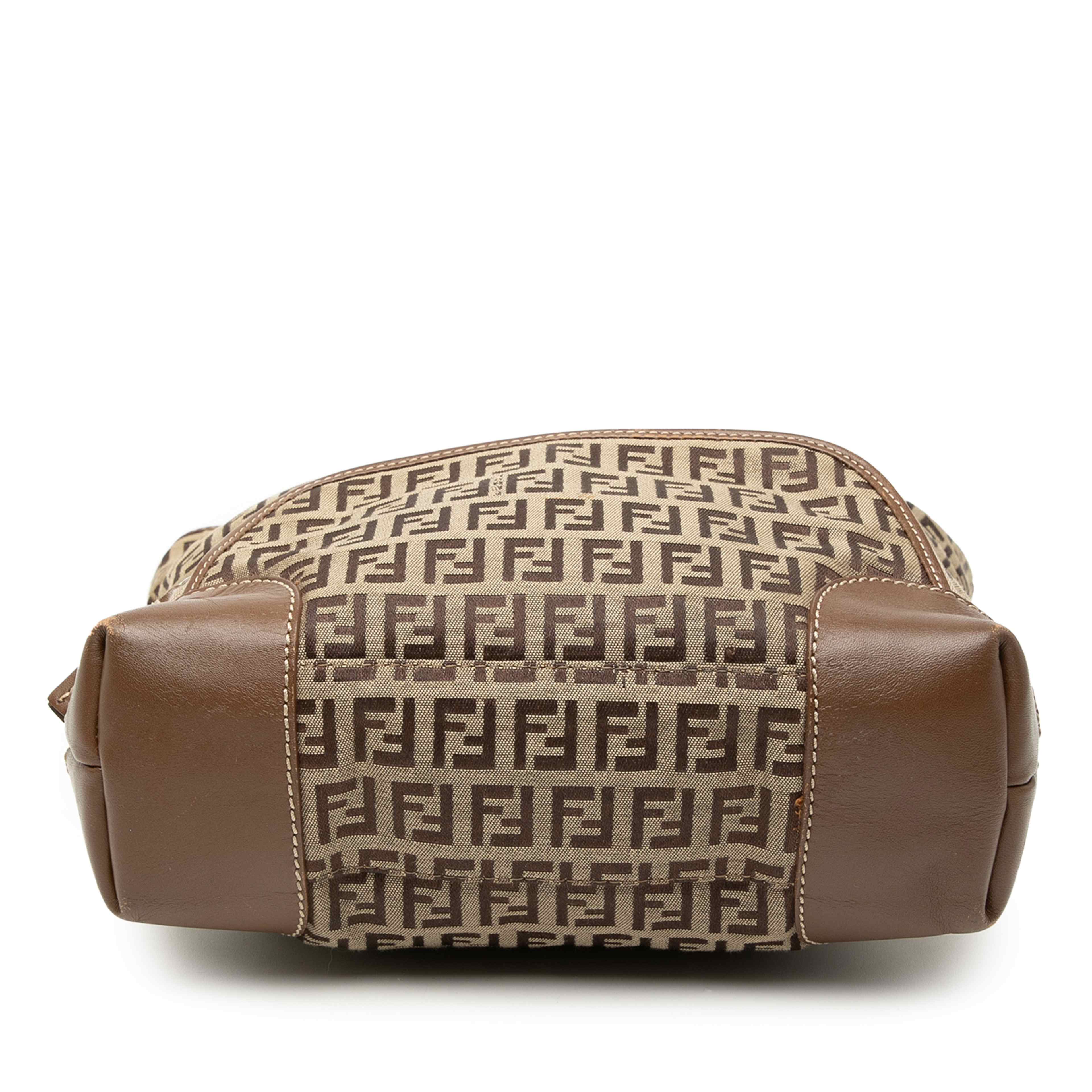 Fendi Zucchino Canvas Chef Front Pocket Shopping Tote, från Luxclusif, i färgen beige. Klicka för att öppna bilden i stort format