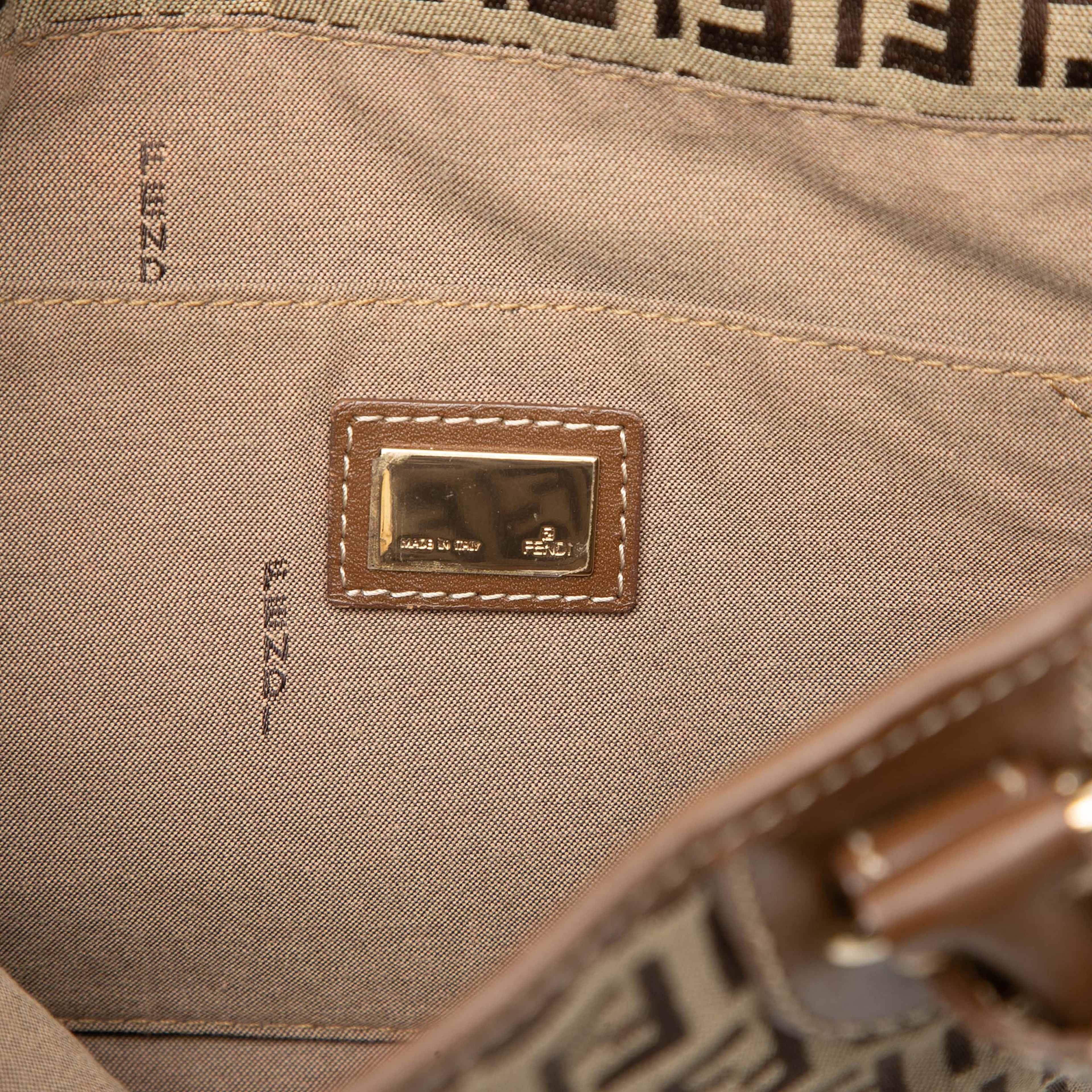 Fendi Zucchino Canvas Chef Front Pocket Shopping Tote, från Luxclusif, i färgen beige. Klicka för att öppna bilden i stort format