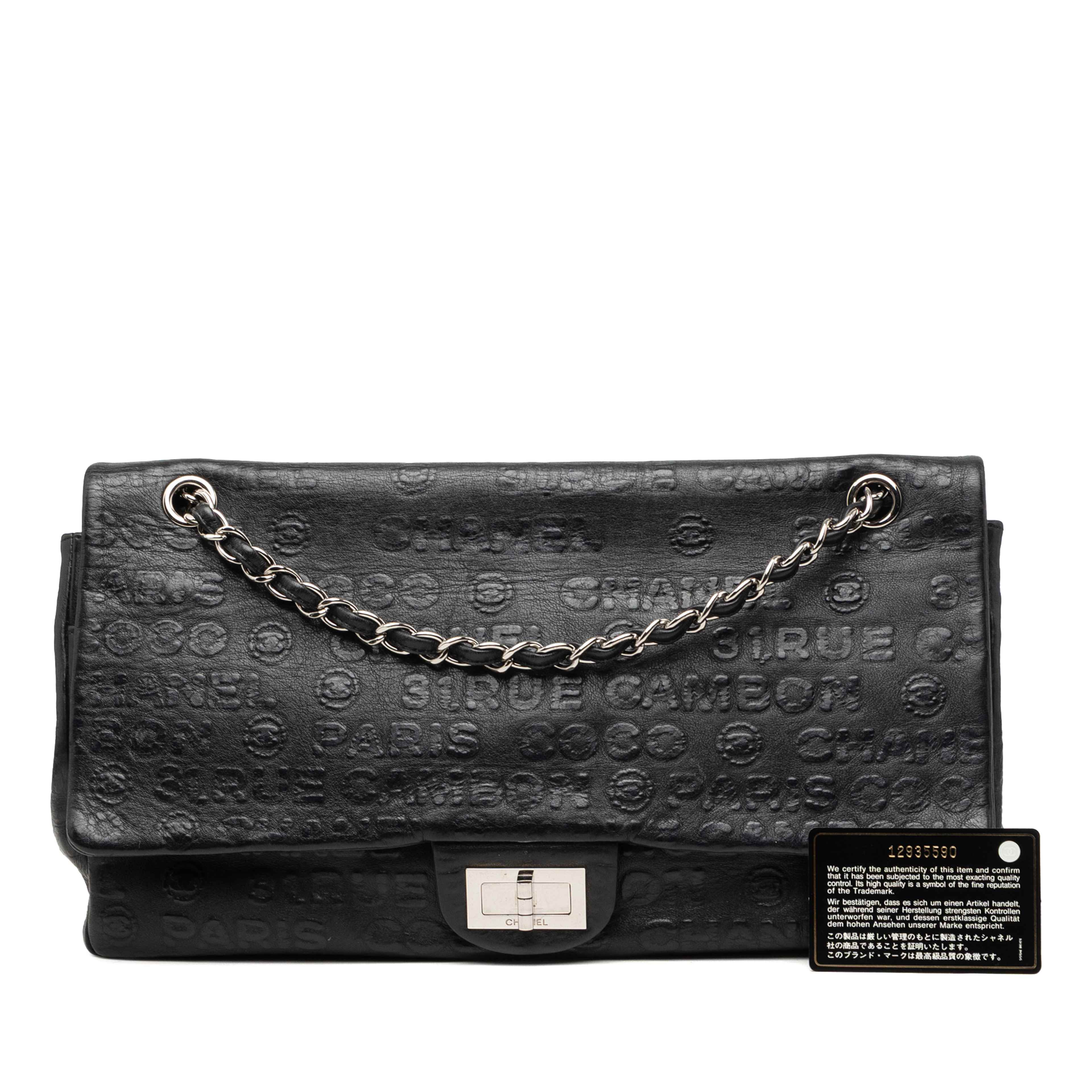 Chanel Maxi Embossed Calfskin 31 Rue Cambon Reissue 2.55 Double Flap, från Luxclusif, i färgen svart. Klicka för att öppna bilden i stort format