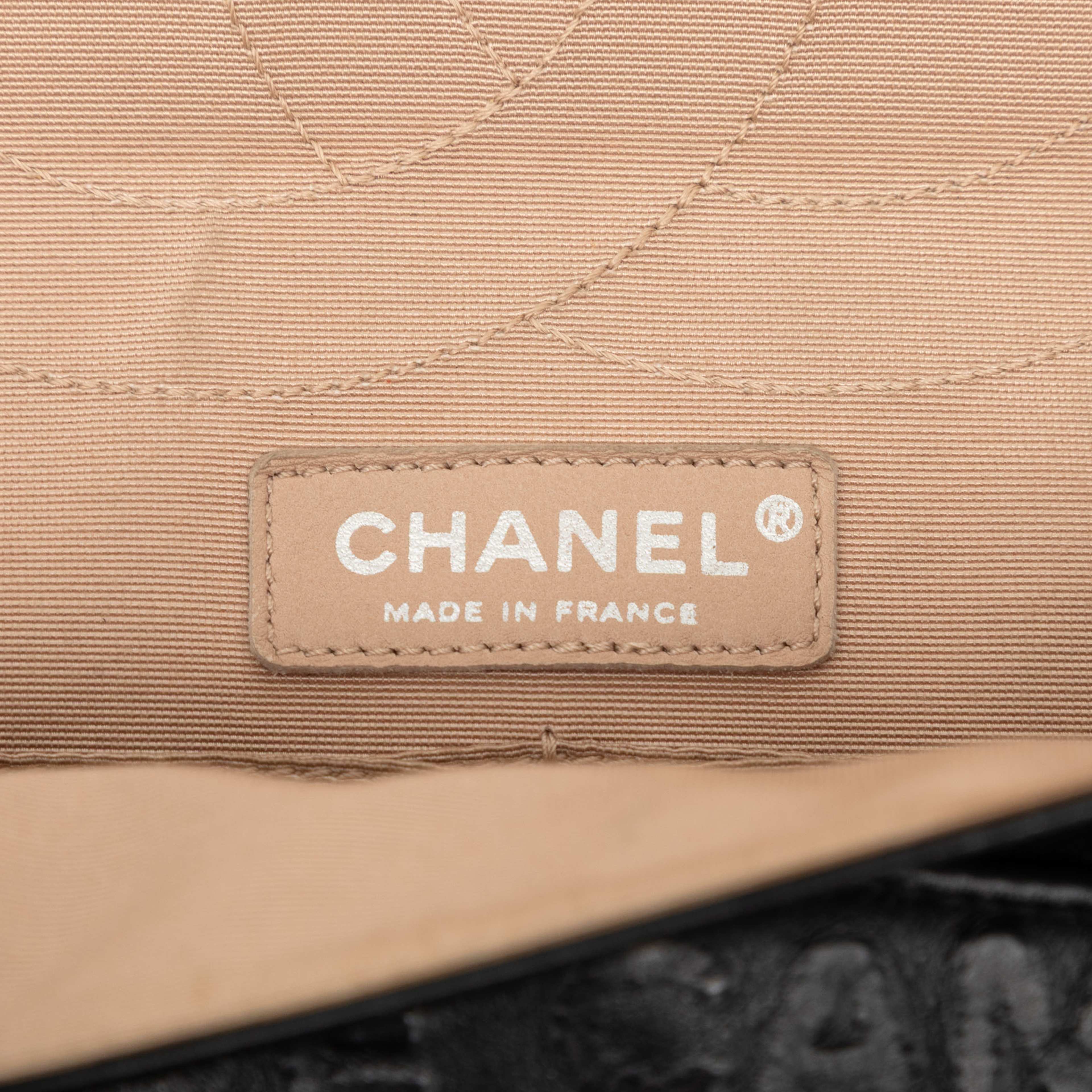 Chanel Maxi Embossed Calfskin 31 Rue Cambon Reissue 2.55 Double Flap, från Luxclusif, i färgen black. Klicka för att öppna bilden i stort format