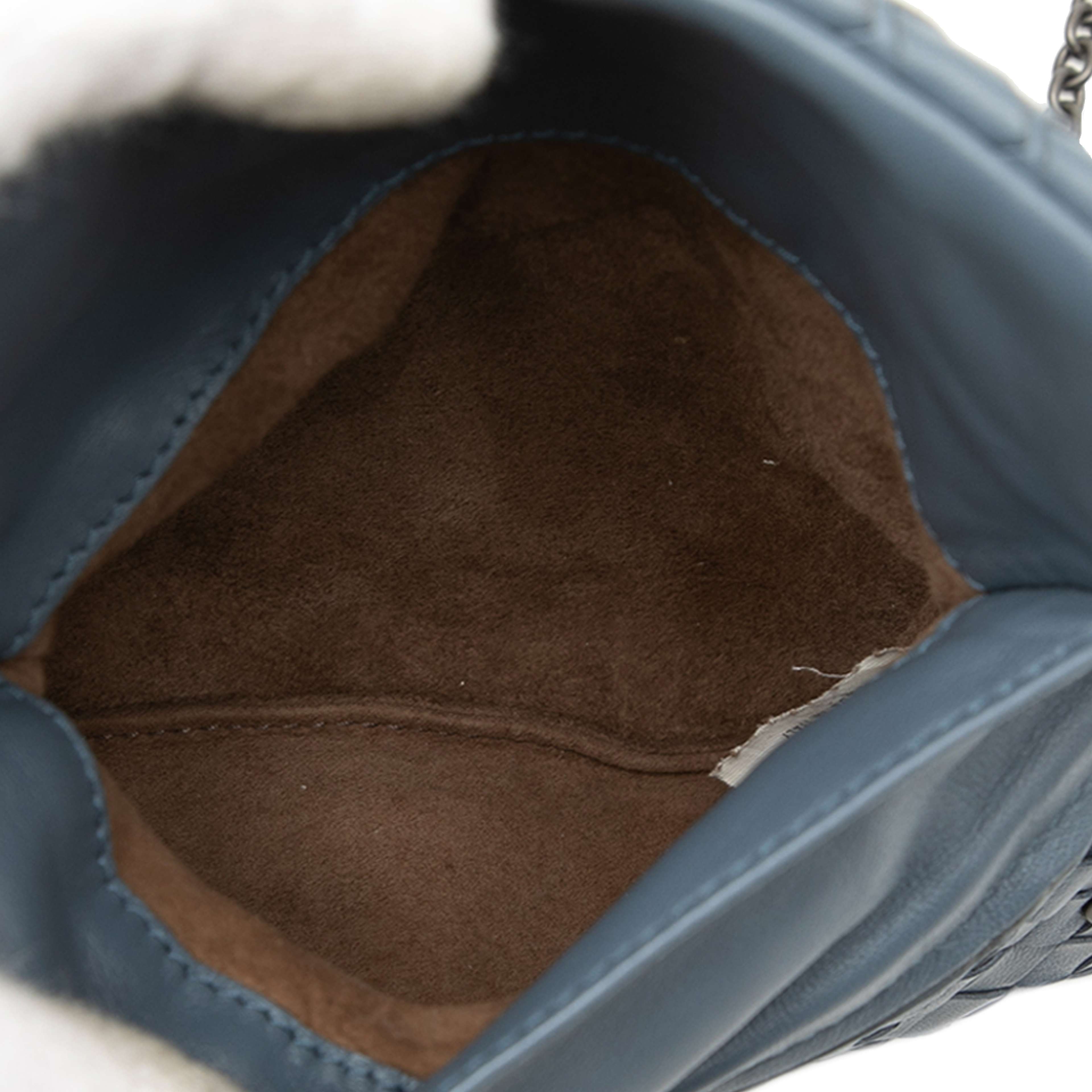 Bottega Veneta Mini Nappa Intrecciato Expandable Chain Flap Crossbody, från Luxclusif, i färgen denim. Klicka för att öppna bilden i stort format