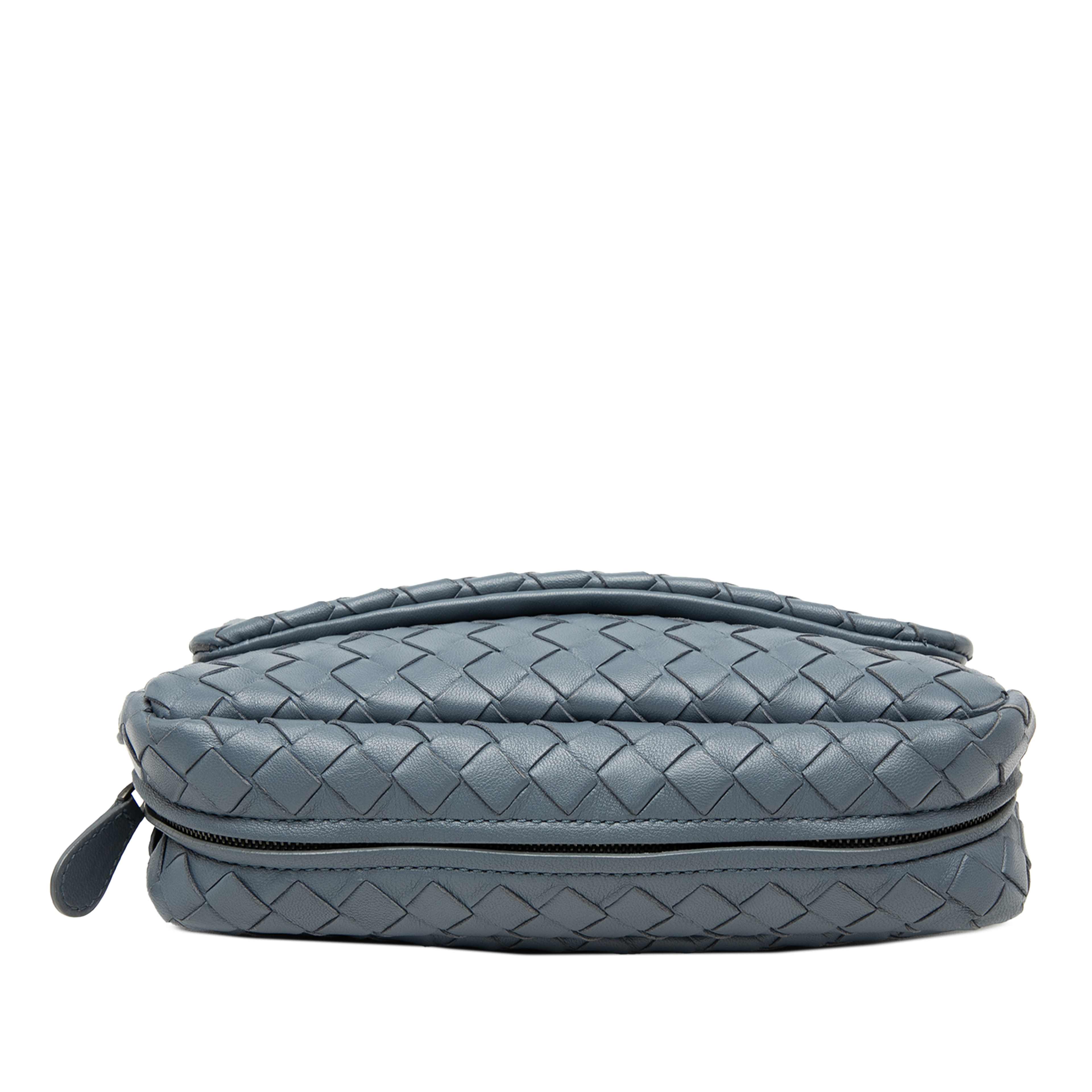 Bottega Veneta Mini Nappa Intrecciato Expandable Chain Flap Crossbody, från Luxclusif, i färgen blå. Klicka för att öppna bilden i stort format