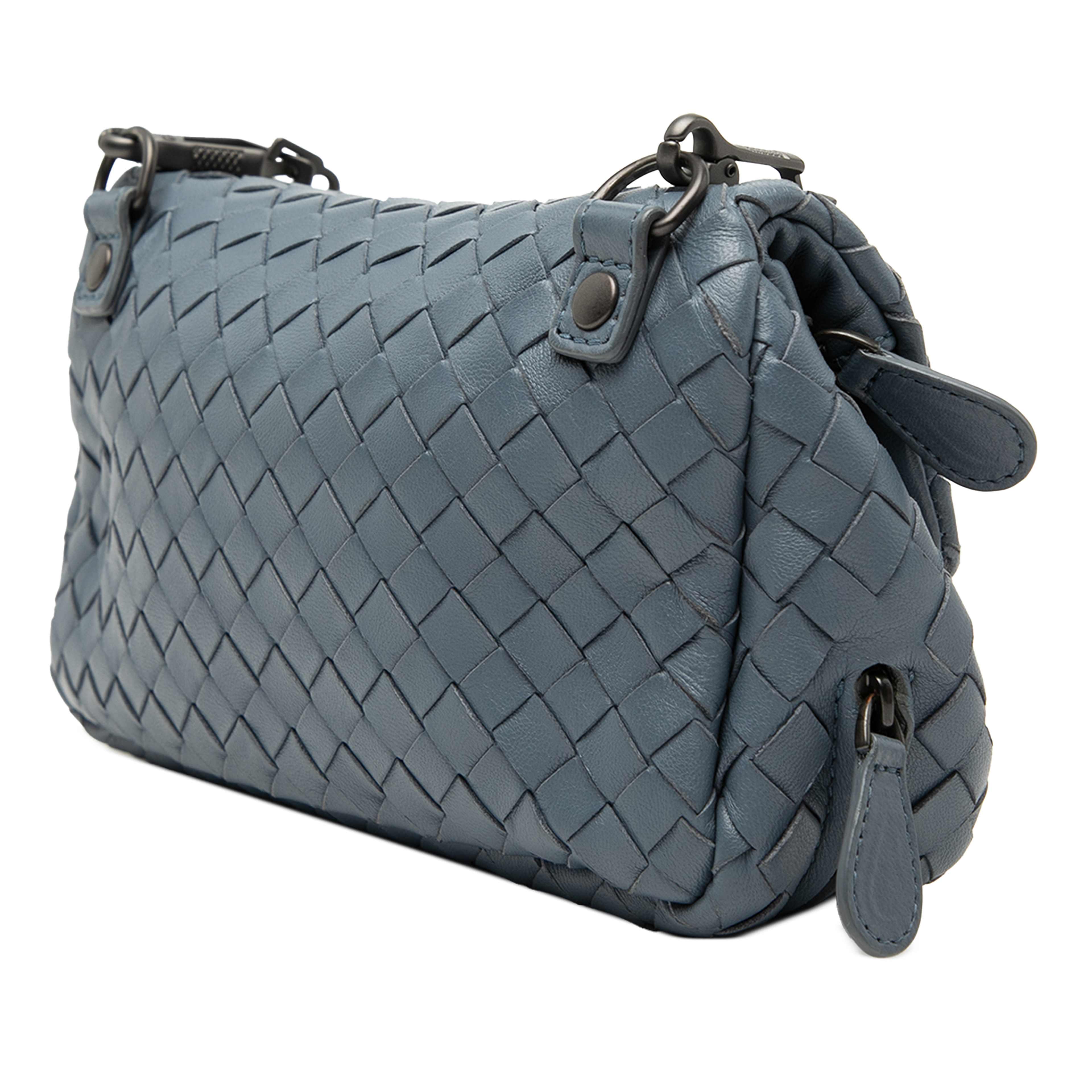 Bottega Veneta Mini Nappa Intrecciato Expandable Chain Flap Crossbody, från Luxclusif, i färgen blå. Klicka för att öppna bilden i stort format