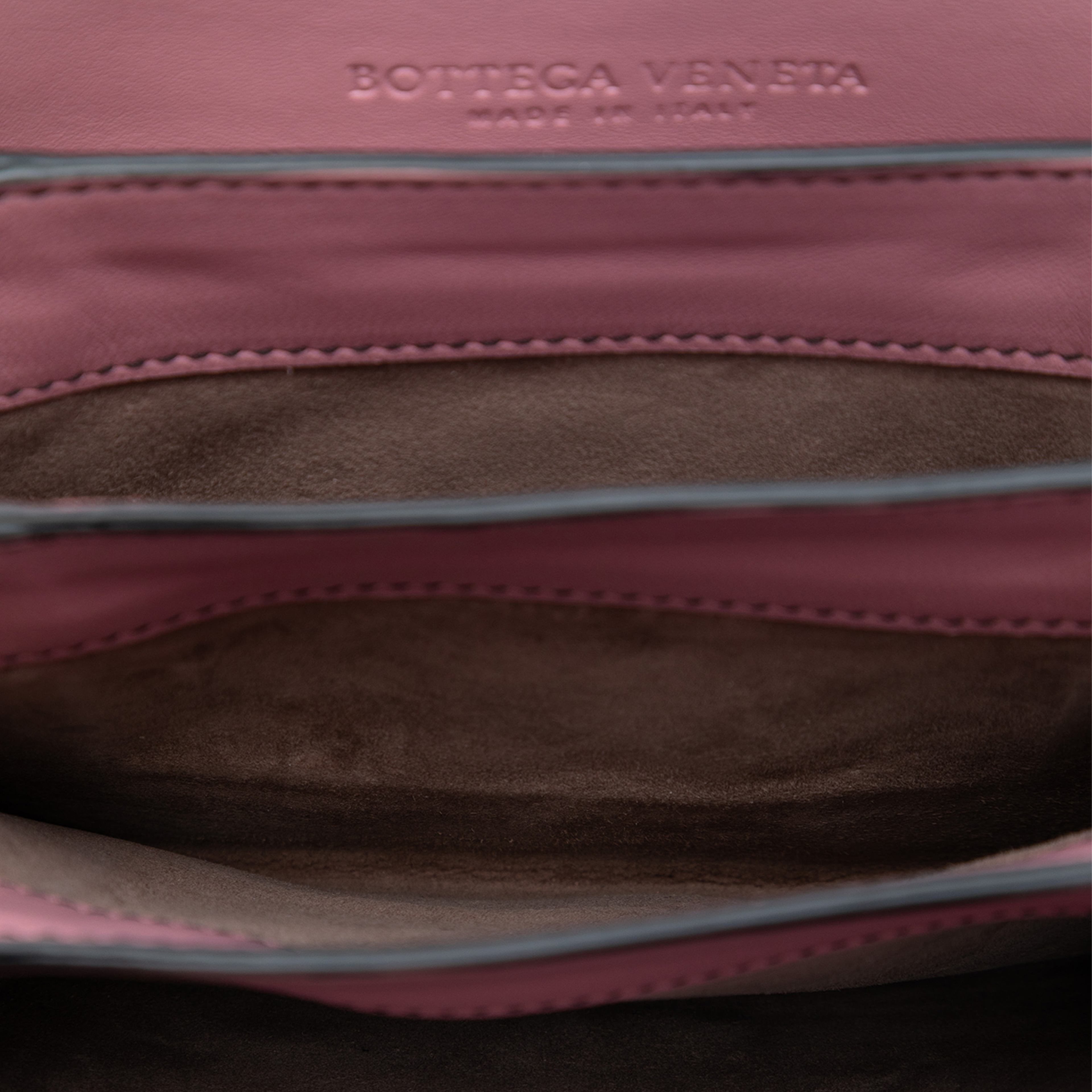 Bottega Veneta Small Nappa Intrecciato Runway Shoulder Bag, från Luxclusif, i färgen pink. Klicka för att öppna bilden i stort format