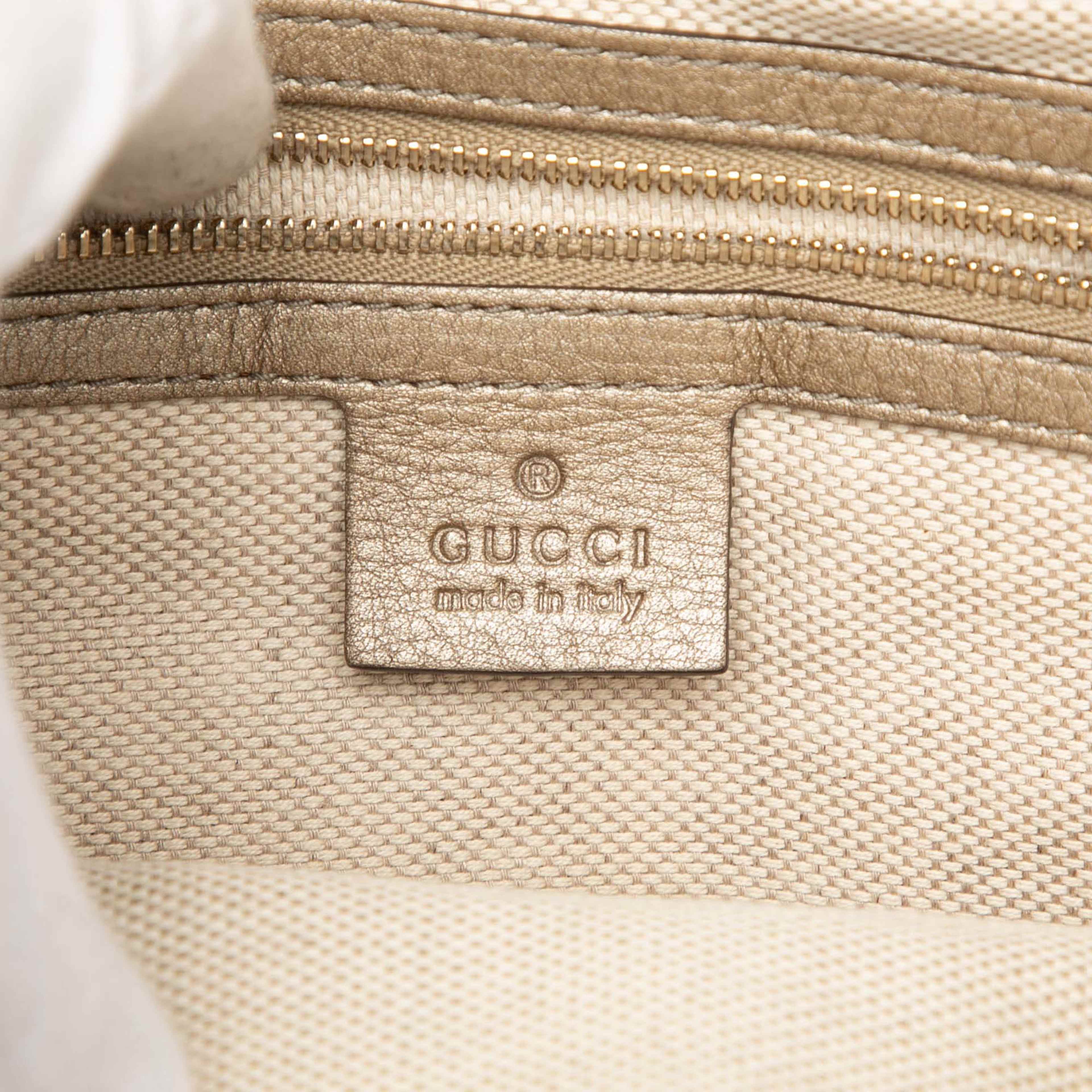 Gucci Small Metallic Leather Soho Working Satchel, från Luxclusif, i färgen gold. Klicka för att öppna bilden i stort format