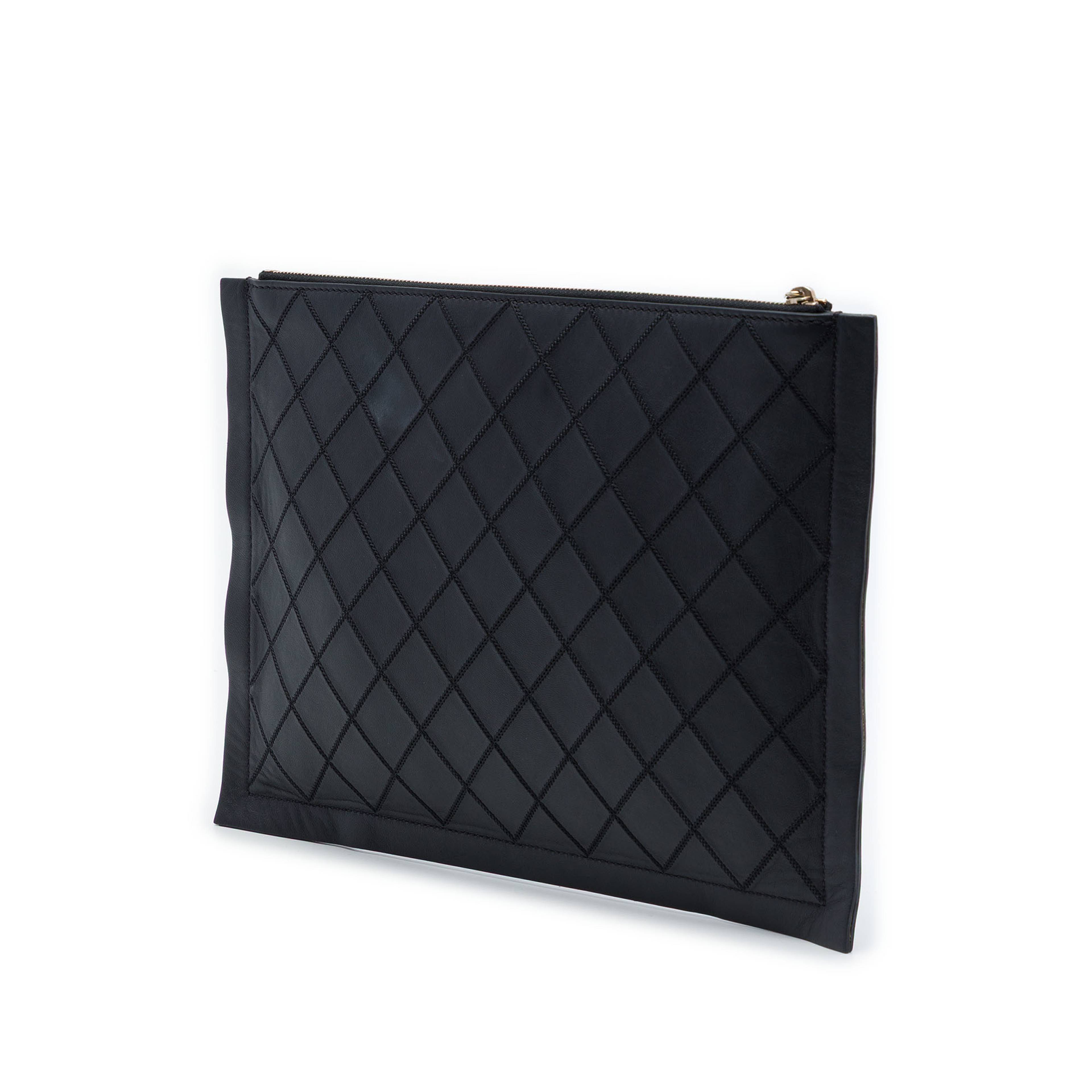 Chanel Large Quilted Stitched Calfskin Zip Pouch, från Luxclusif, i färgen svart. Klicka för att öppna bilden i stort format