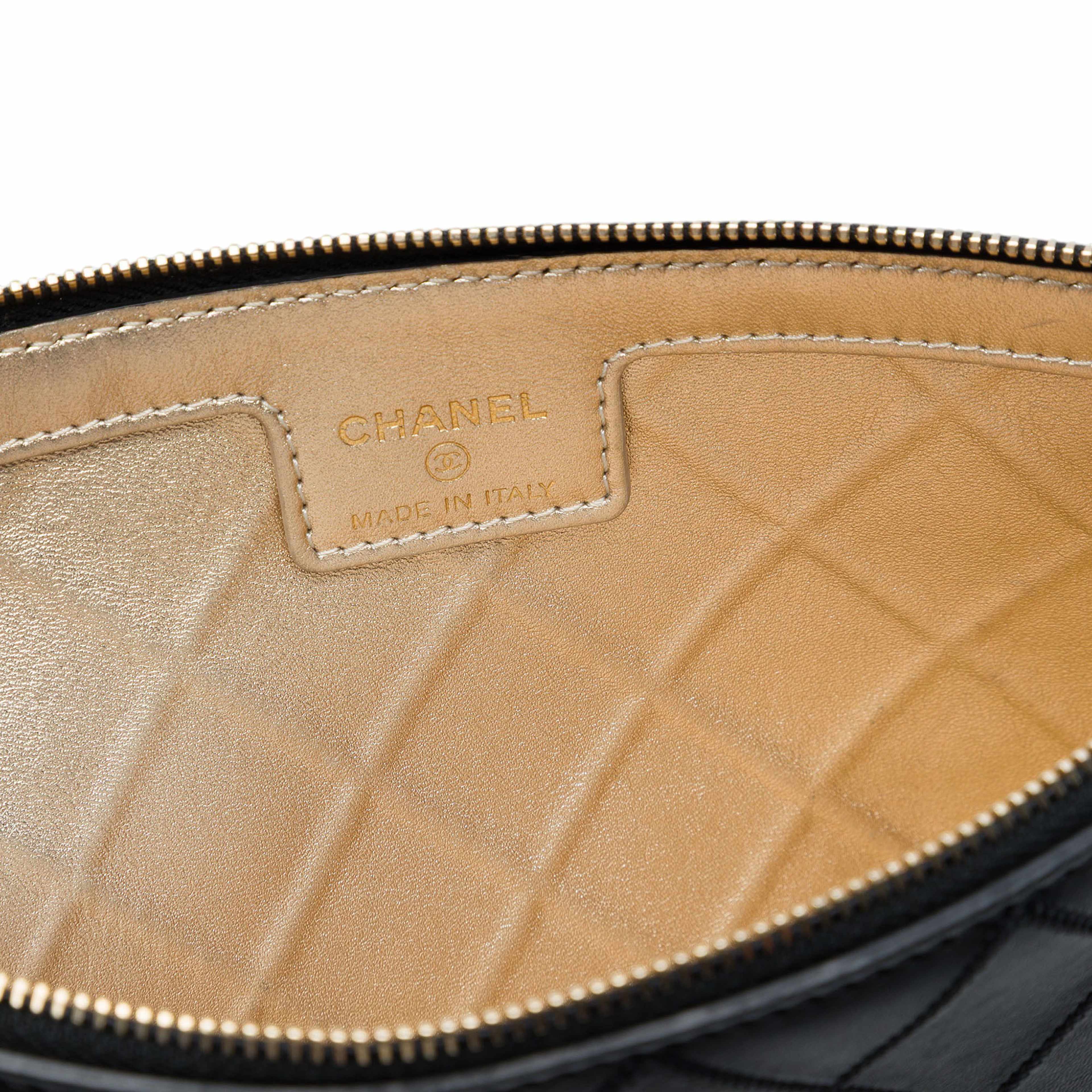 Chanel Large Quilted Stitched Calfskin Zip Pouch, från Luxclusif, i färgen svart. Klicka för att öppna bilden i stort format