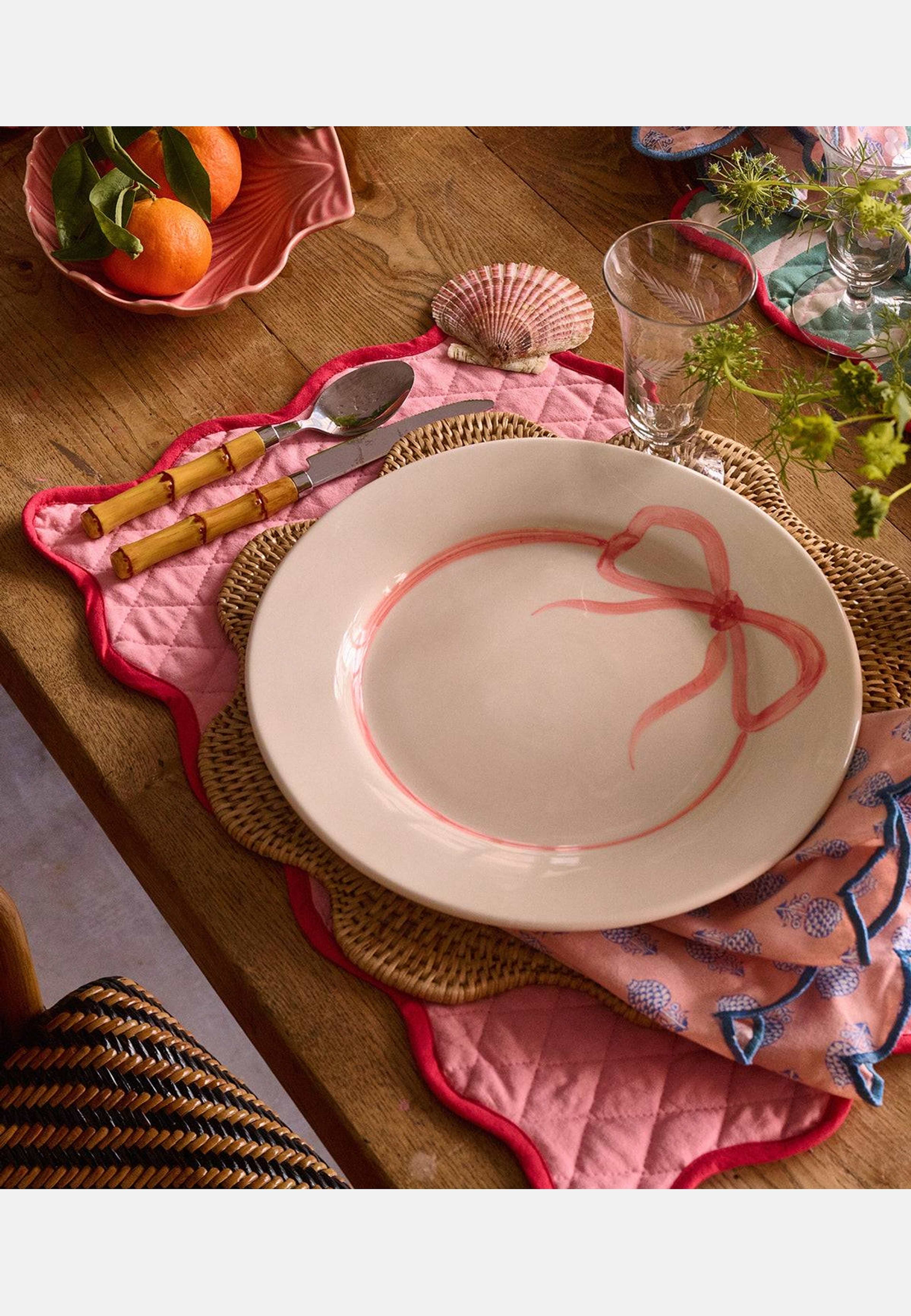 Scallop Quiltad Bordstablett -  33x48 Cm, från Pick A Poppy, i färgen green. Klicka för att öppna bilden i stort format