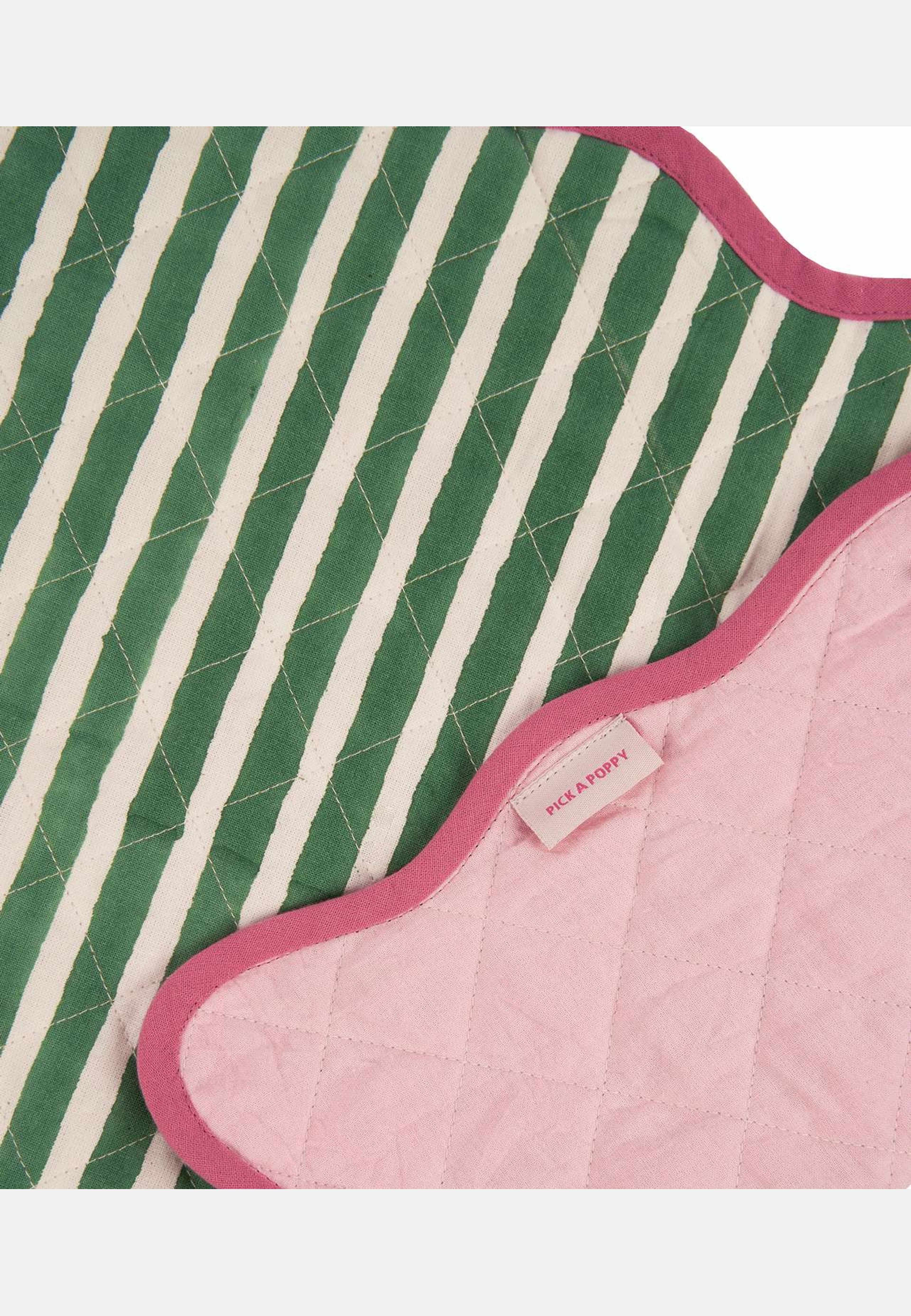 Scallop Quiltad Bordstablett -  33x48 Cm, från Pick A Poppy, i färgen green. Klicka för att öppna bilden i stort format