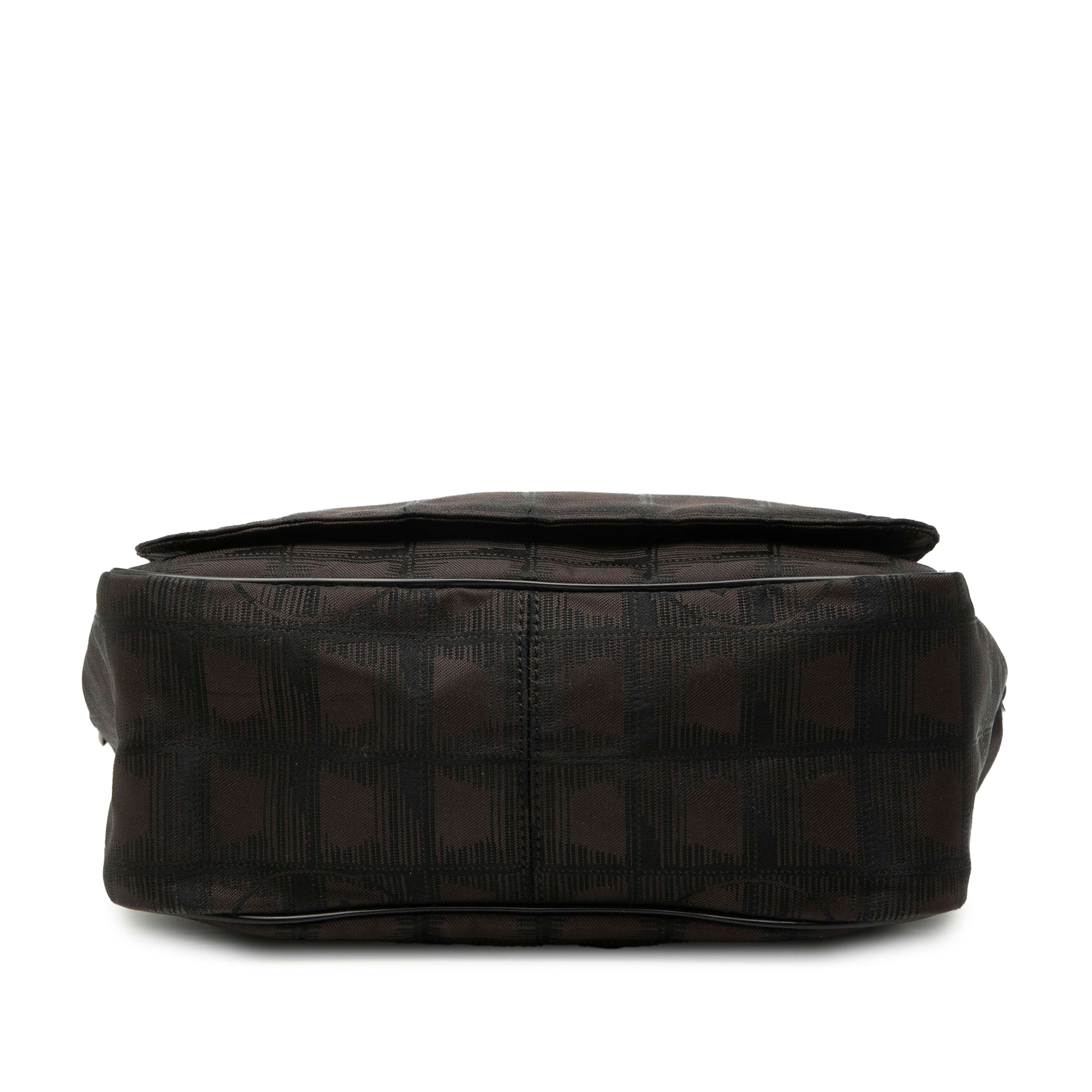 Chanel New Travel Line Nylon Messenger Bag, från Luxclusif, i färgen dark brown. Klicka för att öppna bilden i stort format