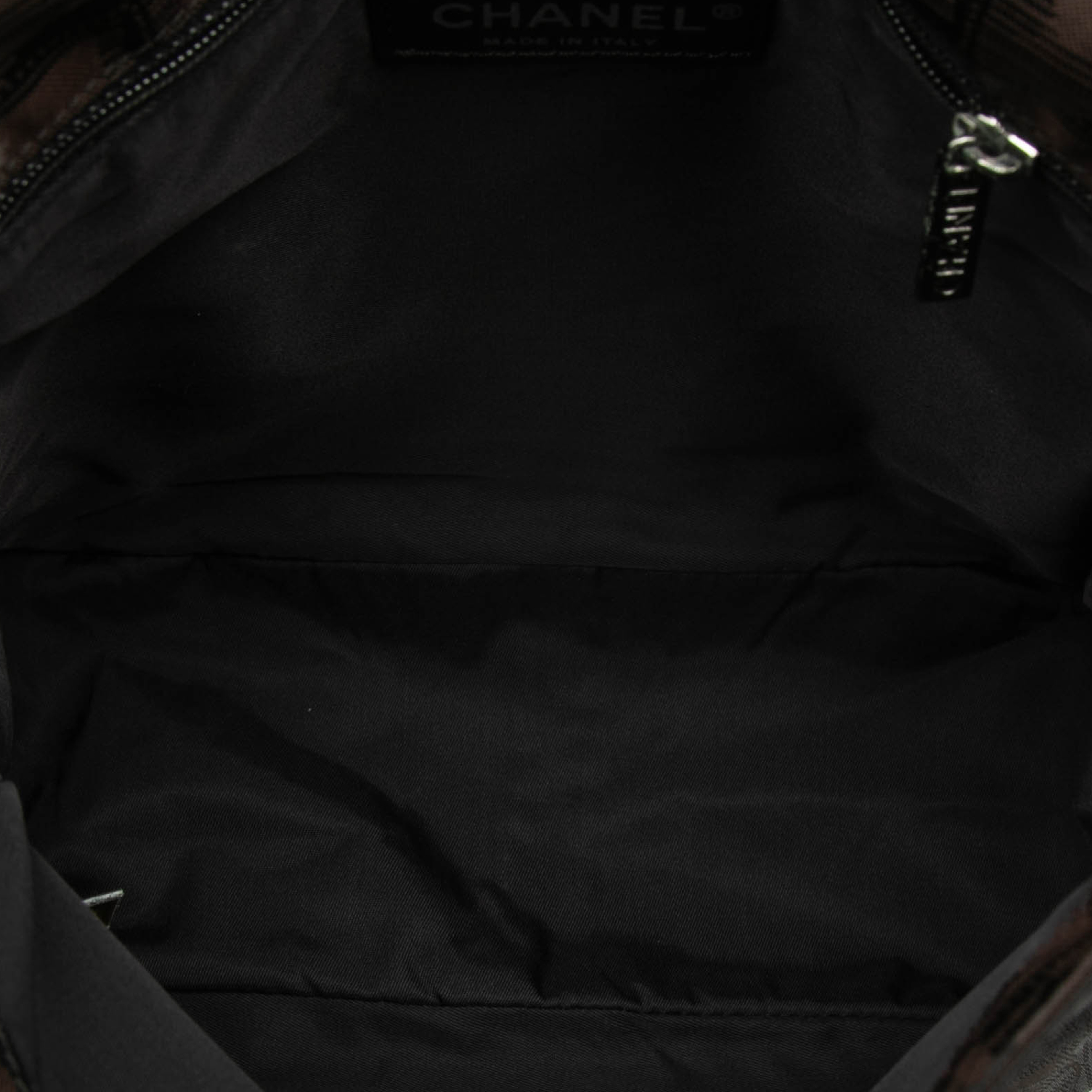 Chanel New Travel Line Nylon Messenger Bag, från Luxclusif, i färgen dark brown. Klicka för att öppna bilden i stort format