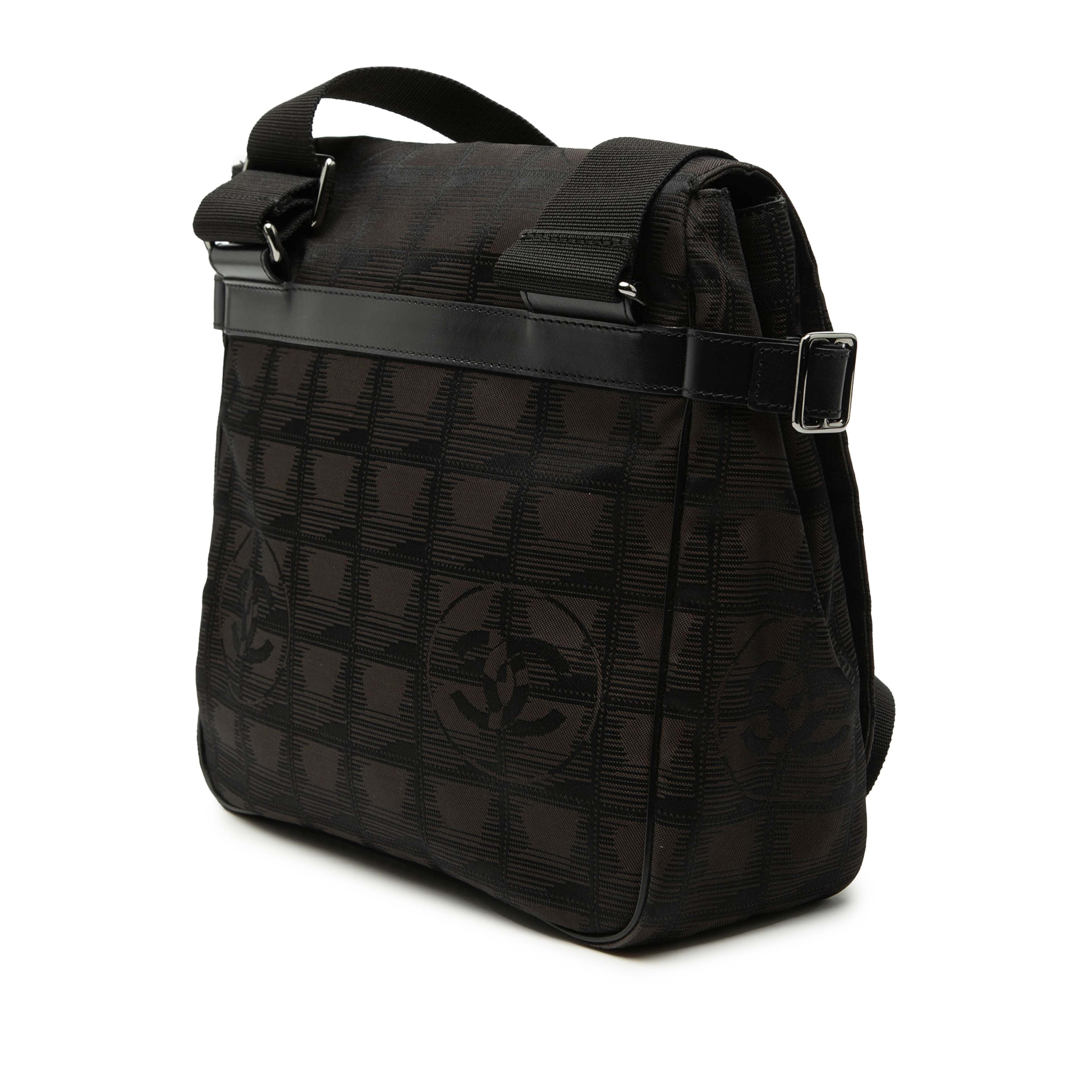 Chanel New Travel Line Nylon Messenger Bag, från Luxclusif, i färgen dark brown. Klicka för att öppna bilden i stort format