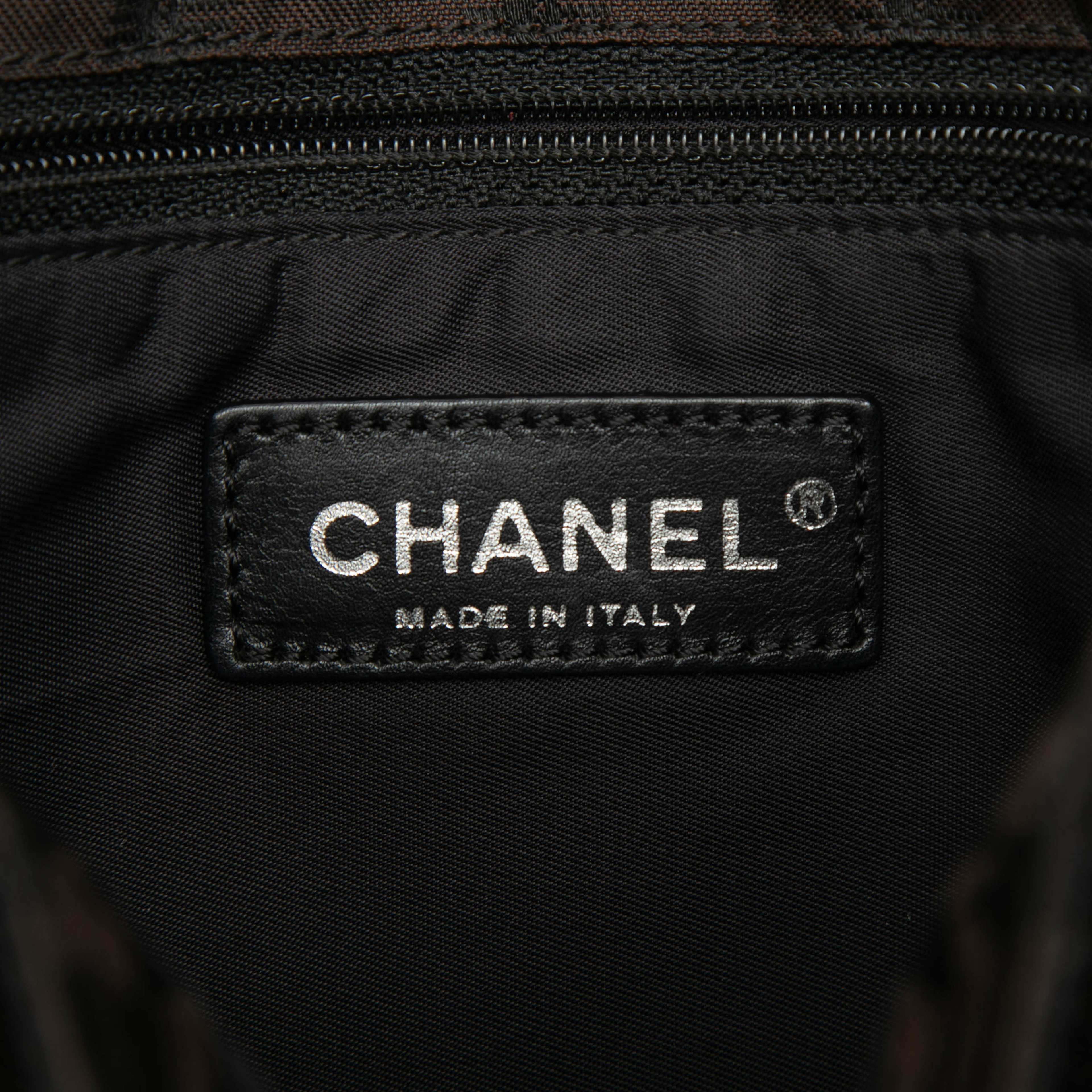 Chanel New Travel Line Nylon Messenger Bag, från Luxclusif, i färgen dark brown. Klicka för att öppna bilden i stort format