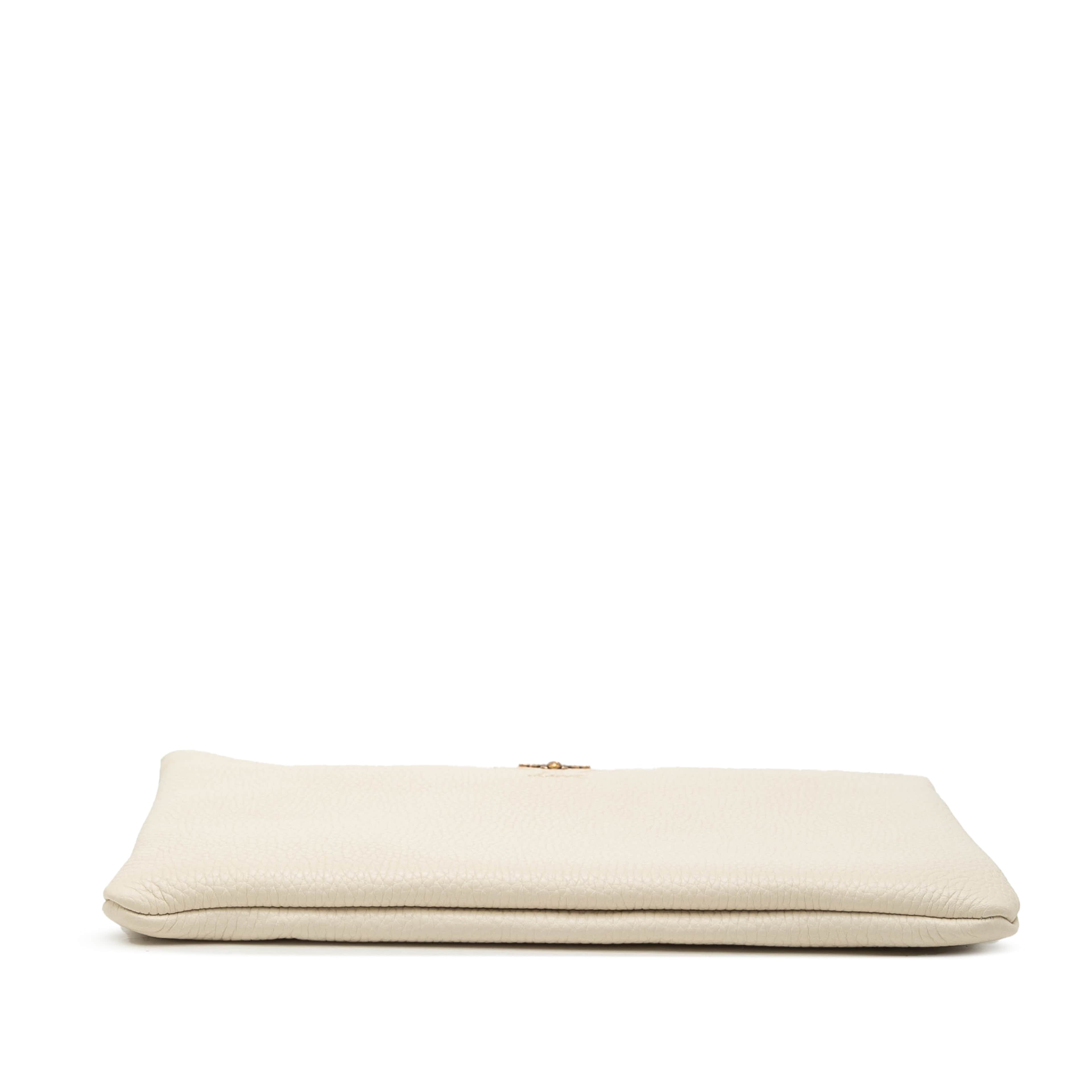 Gucci Calfskin Blind For Love Clutch, från Luxclusif, i färgen ivory. Klicka för att öppna bilden i stort format