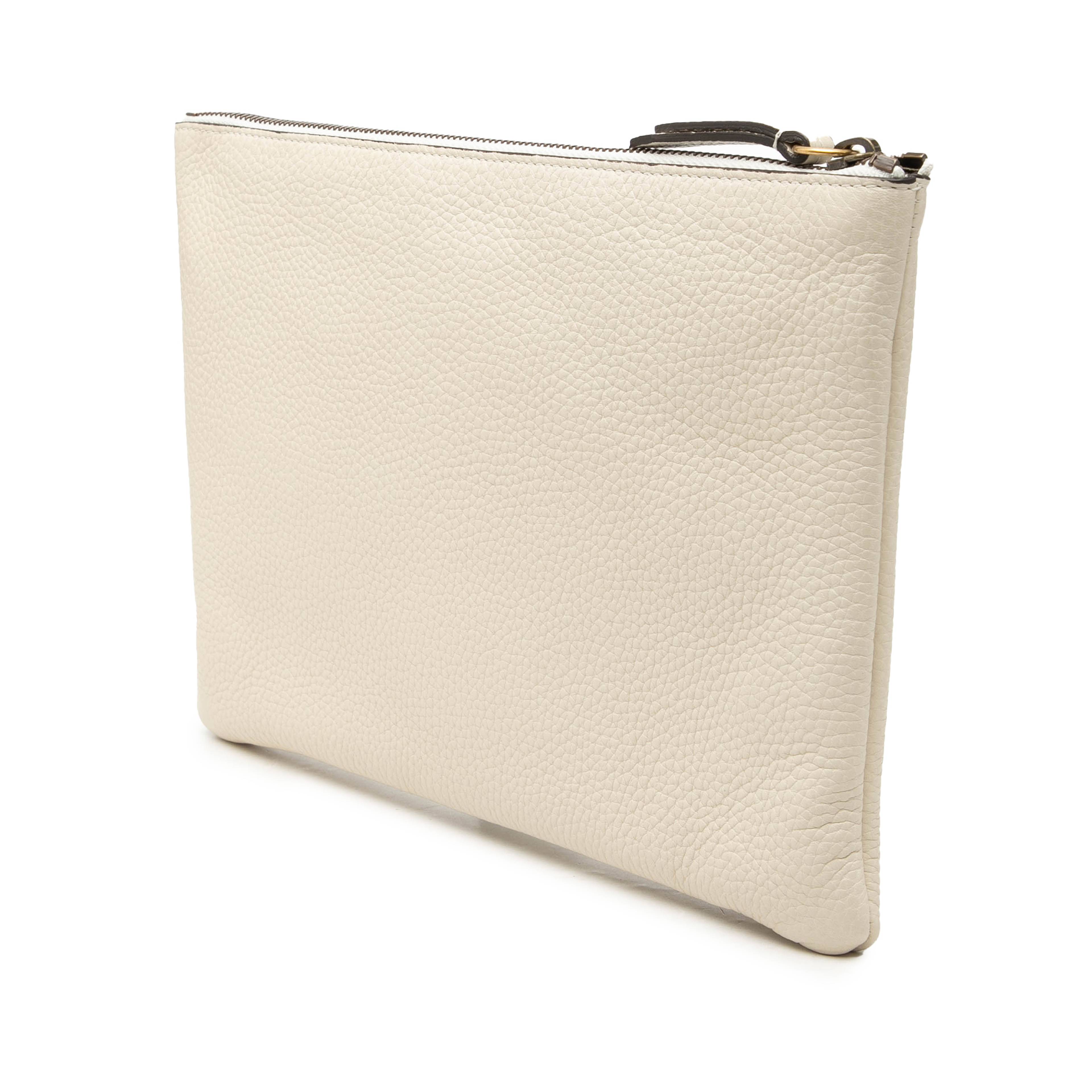 Gucci Calfskin Blind For Love Clutch, från Luxclusif, i färgen ivory. Klicka för att öppna bilden i stort format