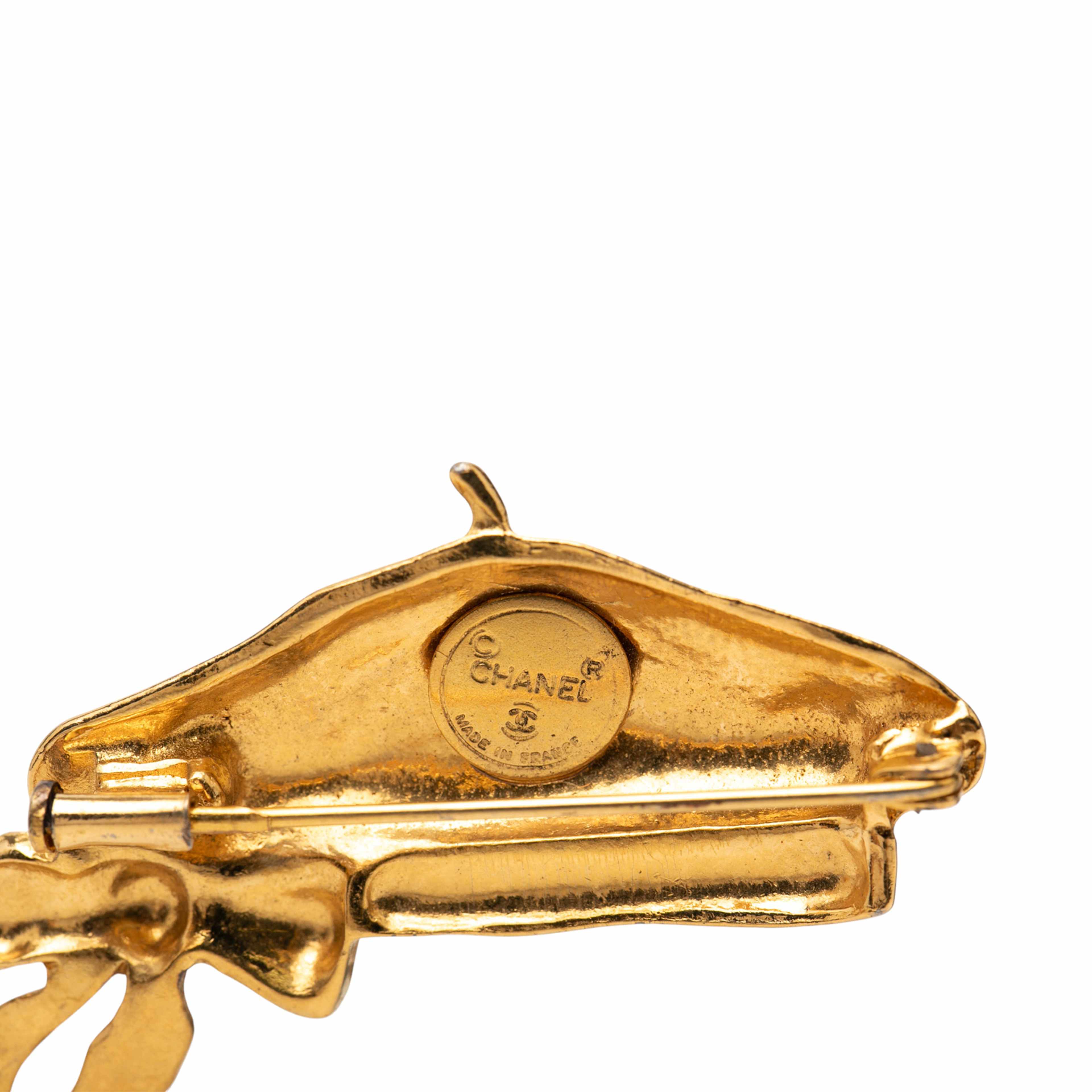 Chanel Gold Plated Beret Hat Brooch, från Luxclusif, i färgen guld. Klicka för att öppna bilden i stort format