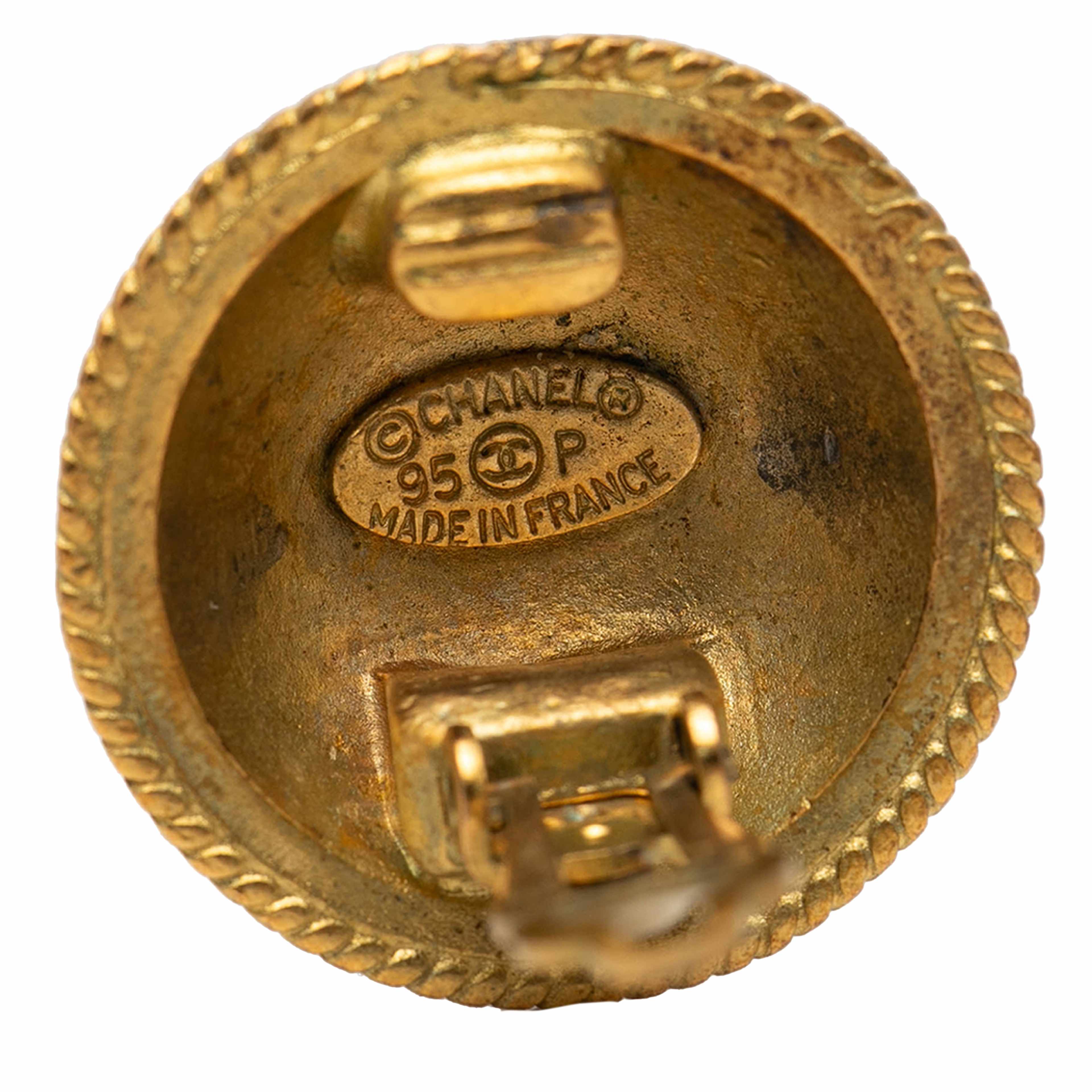Chanel Cc Gold Plated Round Clip On Earrings, från Luxclusif, i färgen gold. Klicka för att öppna bilden i stort format