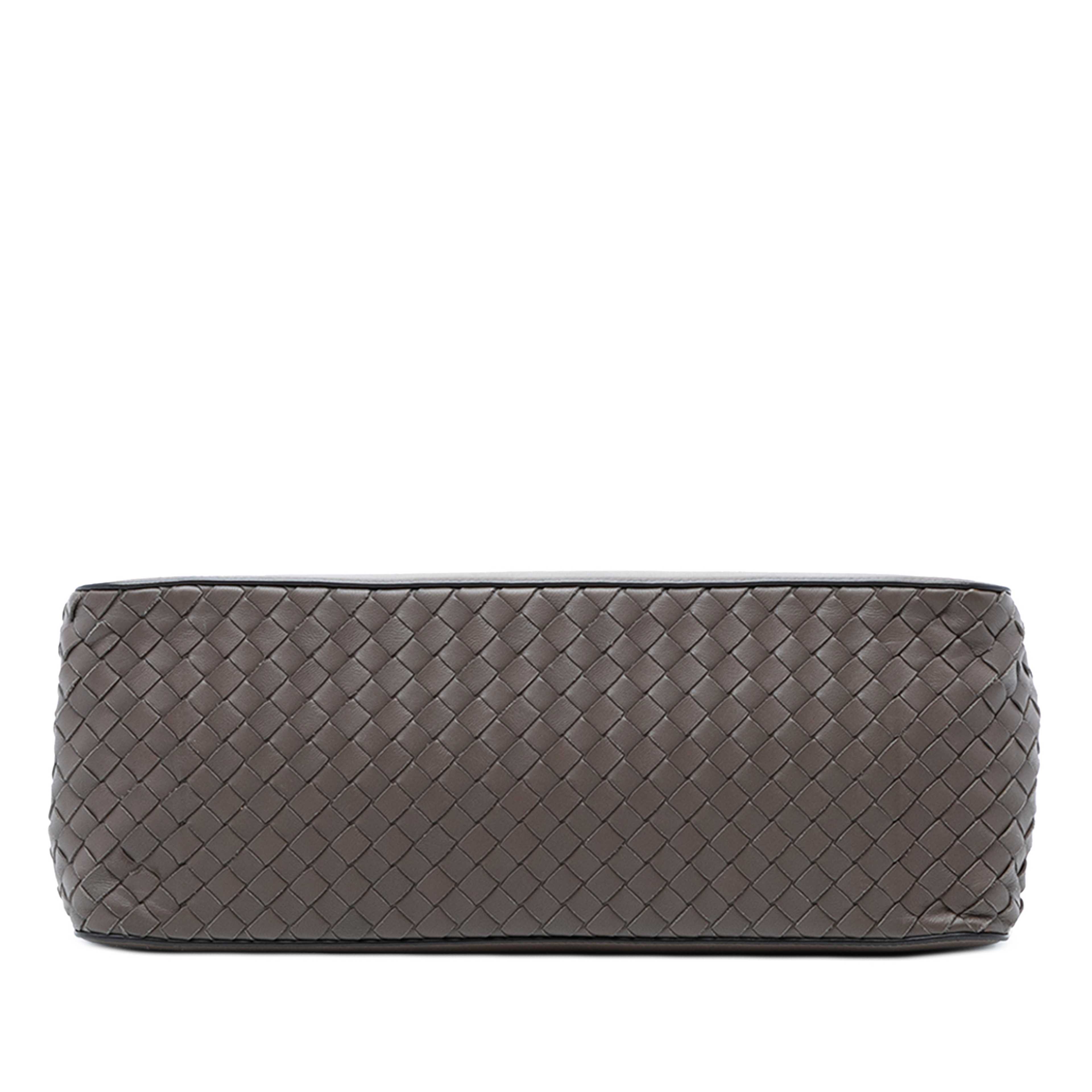 Bottega Veneta Intrecciato Trimmed Leather Ellittica Tote, från Luxclusif, i färgen brun. Klicka för att öppna bilden i stort format