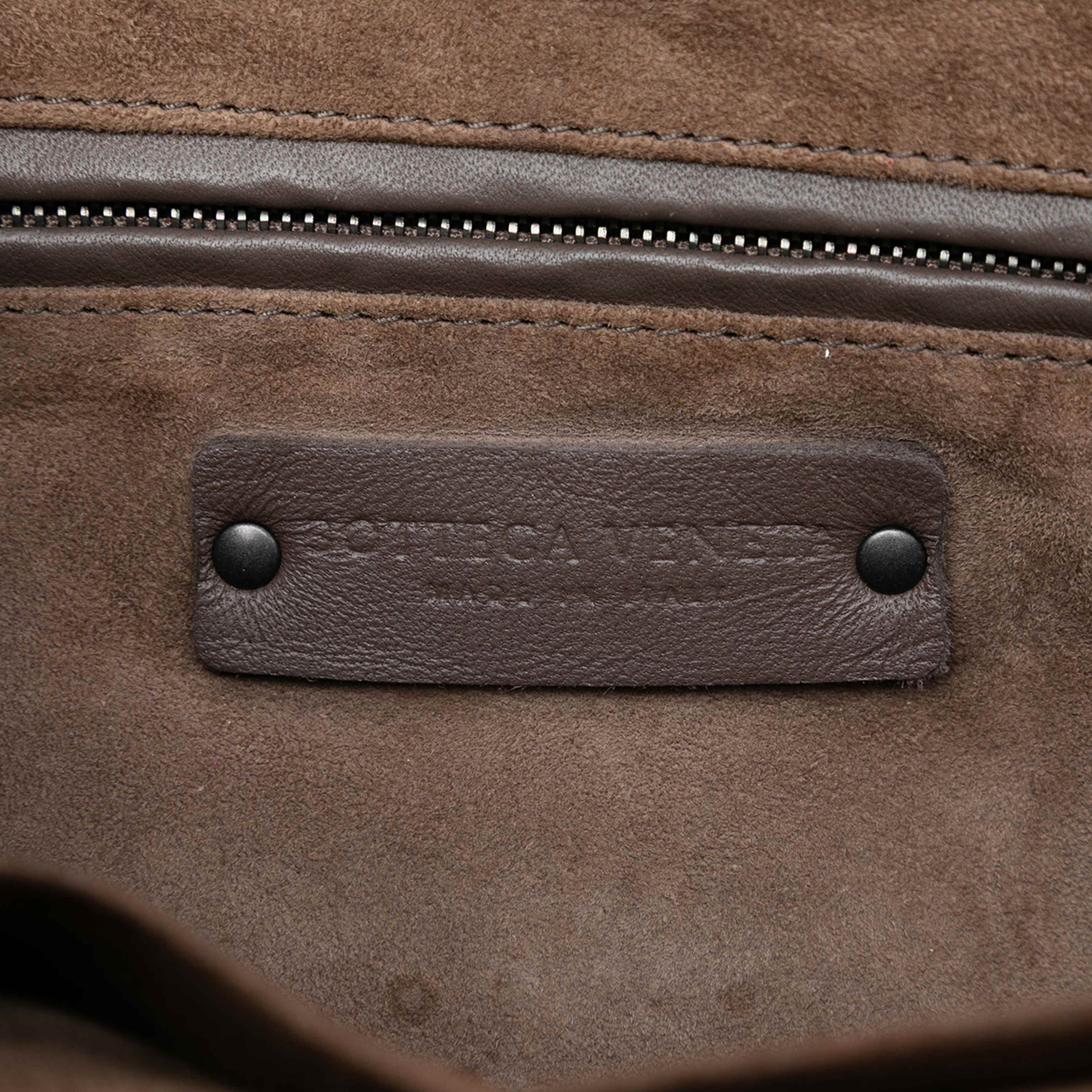 Bottega Veneta Intrecciato Trimmed Leather Ellittica Tote, från Luxclusif, i färgen taupe. Klicka för att öppna bilden i stort format