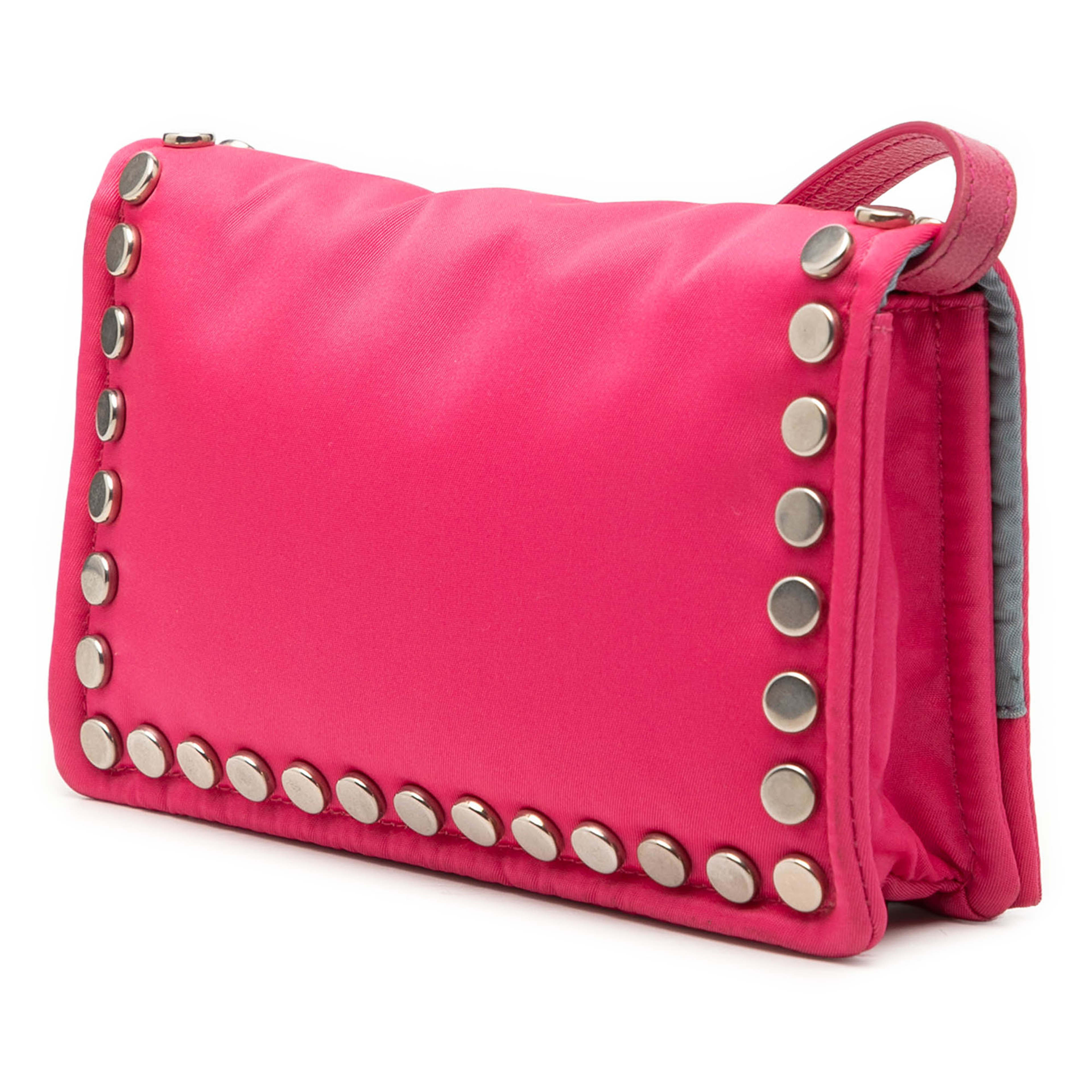 Prada Tessuto Etiquette Crossbody, från Luxclusif, i färgen rosa. Klicka för att öppna bilden i stort format