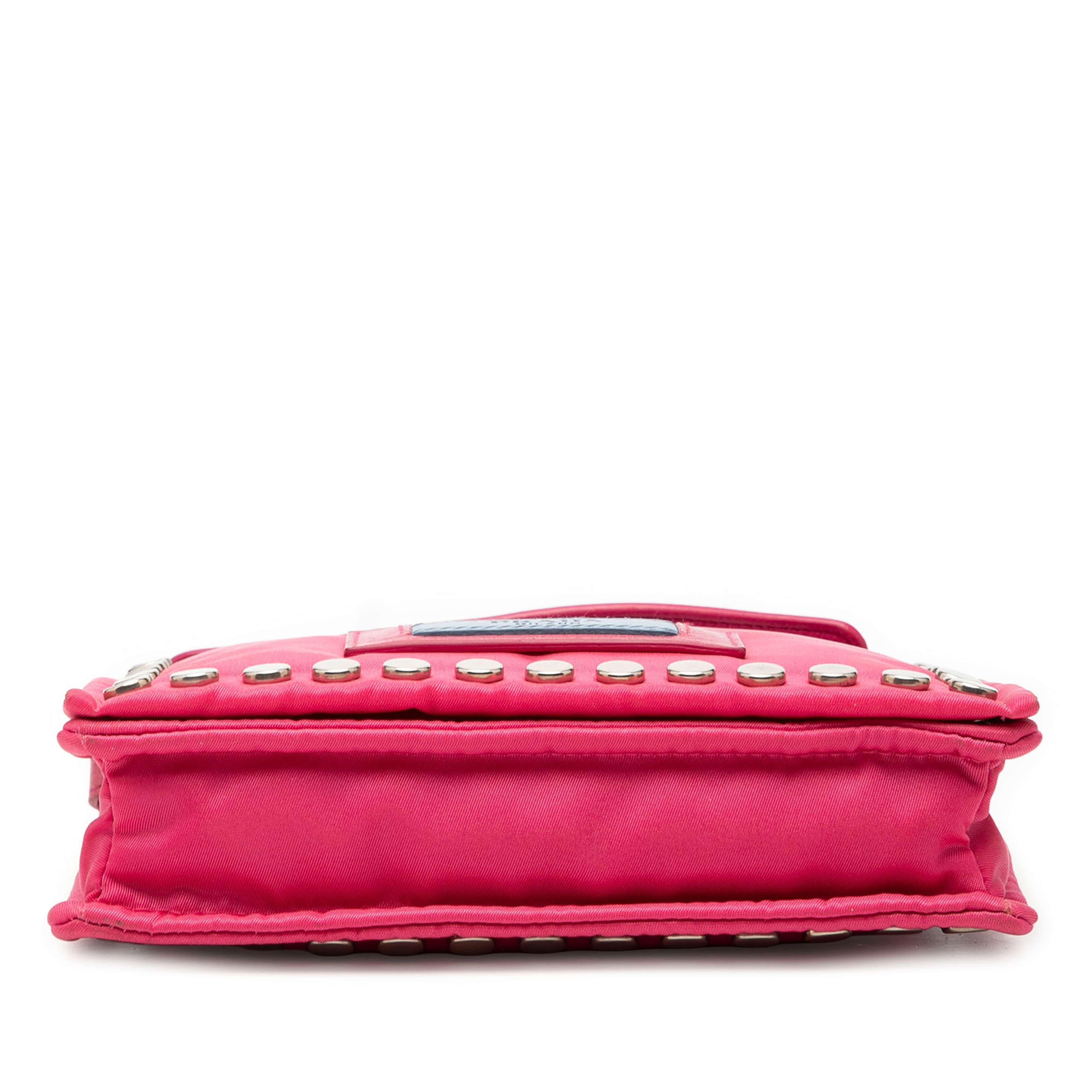 Prada Tessuto Etiquette Crossbody, från Luxclusif, i färgen dark pink. Klicka för att öppna bilden i stort format