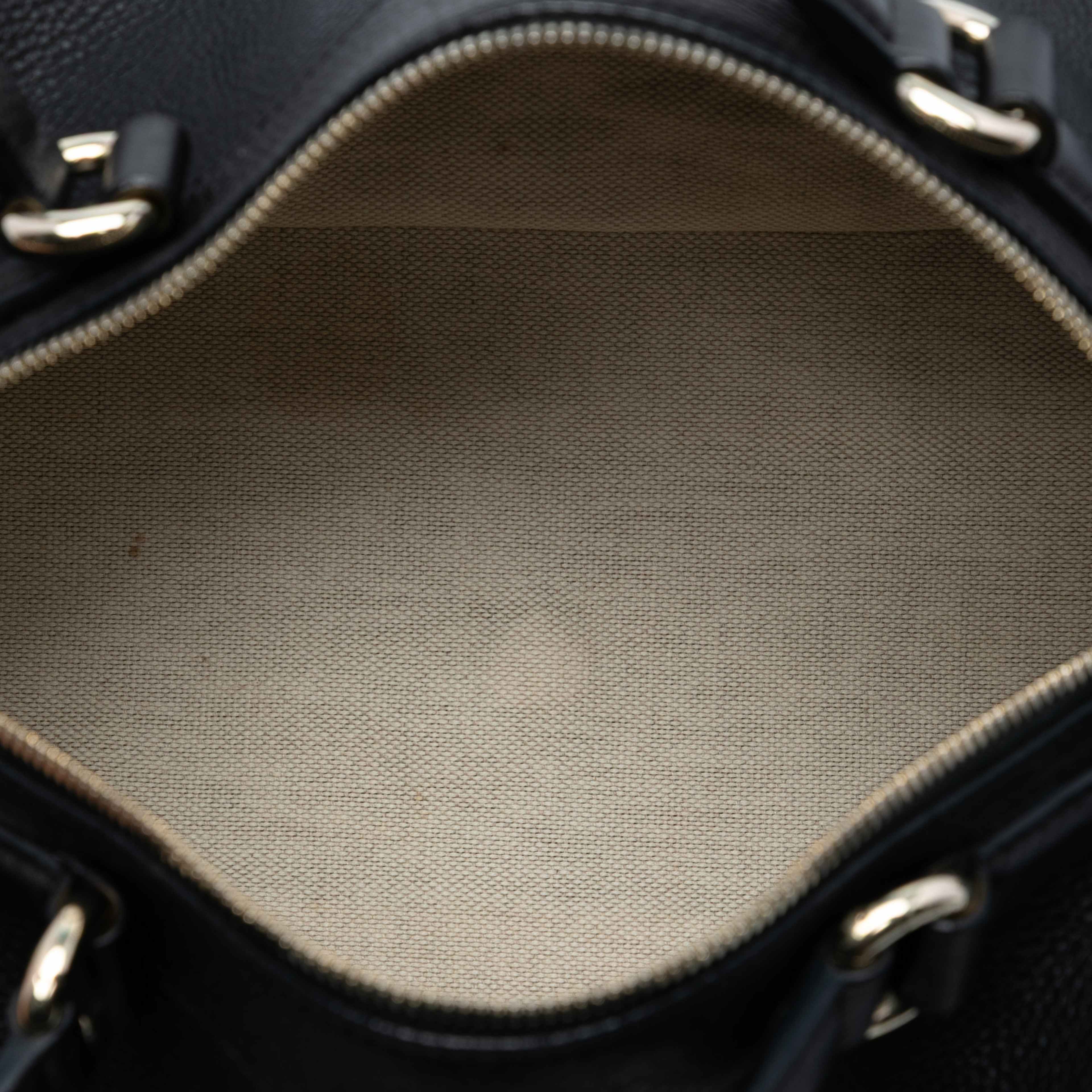 Gucci Medium Pebbled Calfskin Soho Boston Bag, från Luxclusif, i färgen black. Klicka för att öppna bilden i stort format