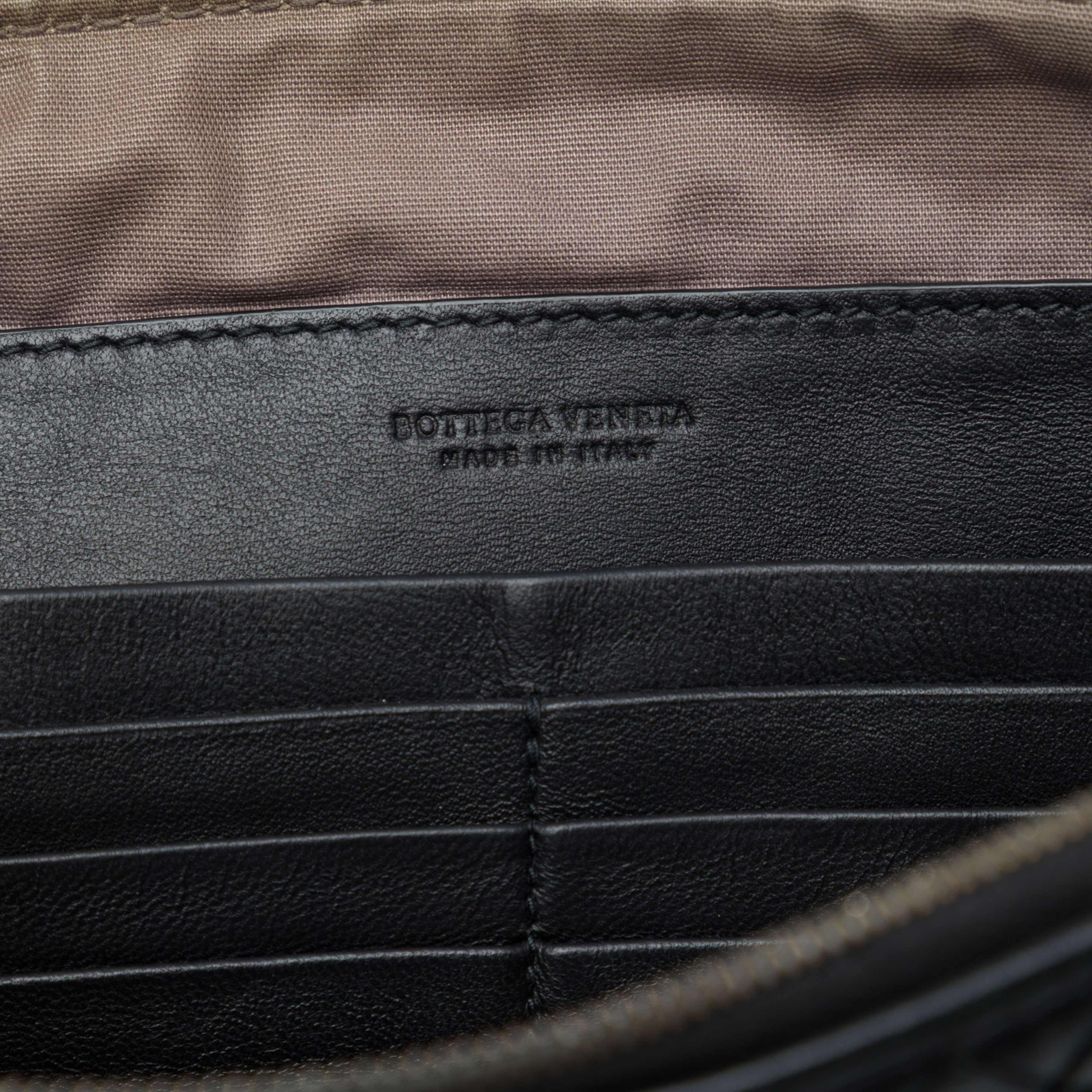 Bottega Veneta Nappa Intrecciato Clutch, från Luxclusif, i färgen svart. Klicka för att öppna bilden i stort format