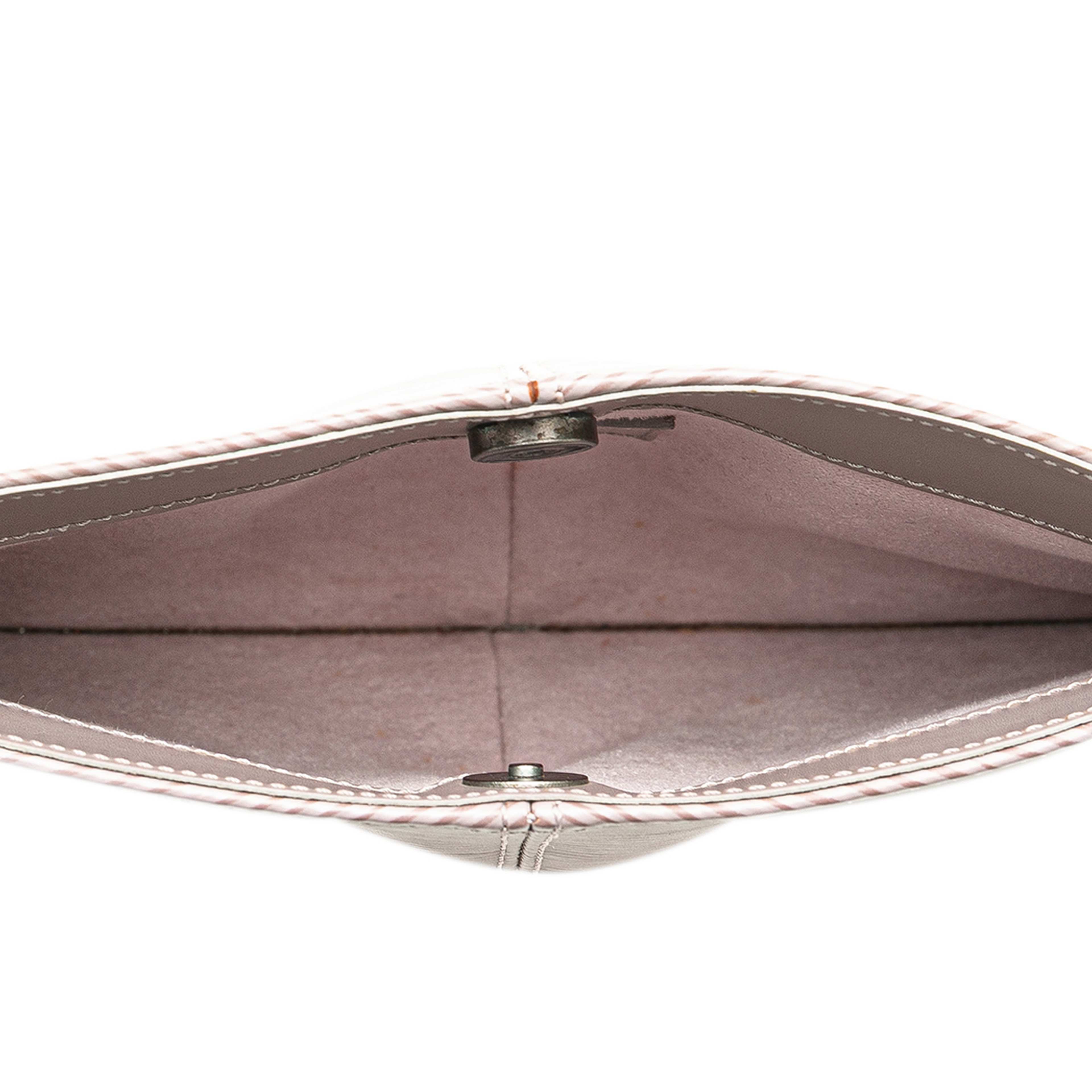 Louis Vuitton Epi Demi Lune Pochette, från Luxclusif, i färgen lilac. Klicka för att öppna bilden i stort format