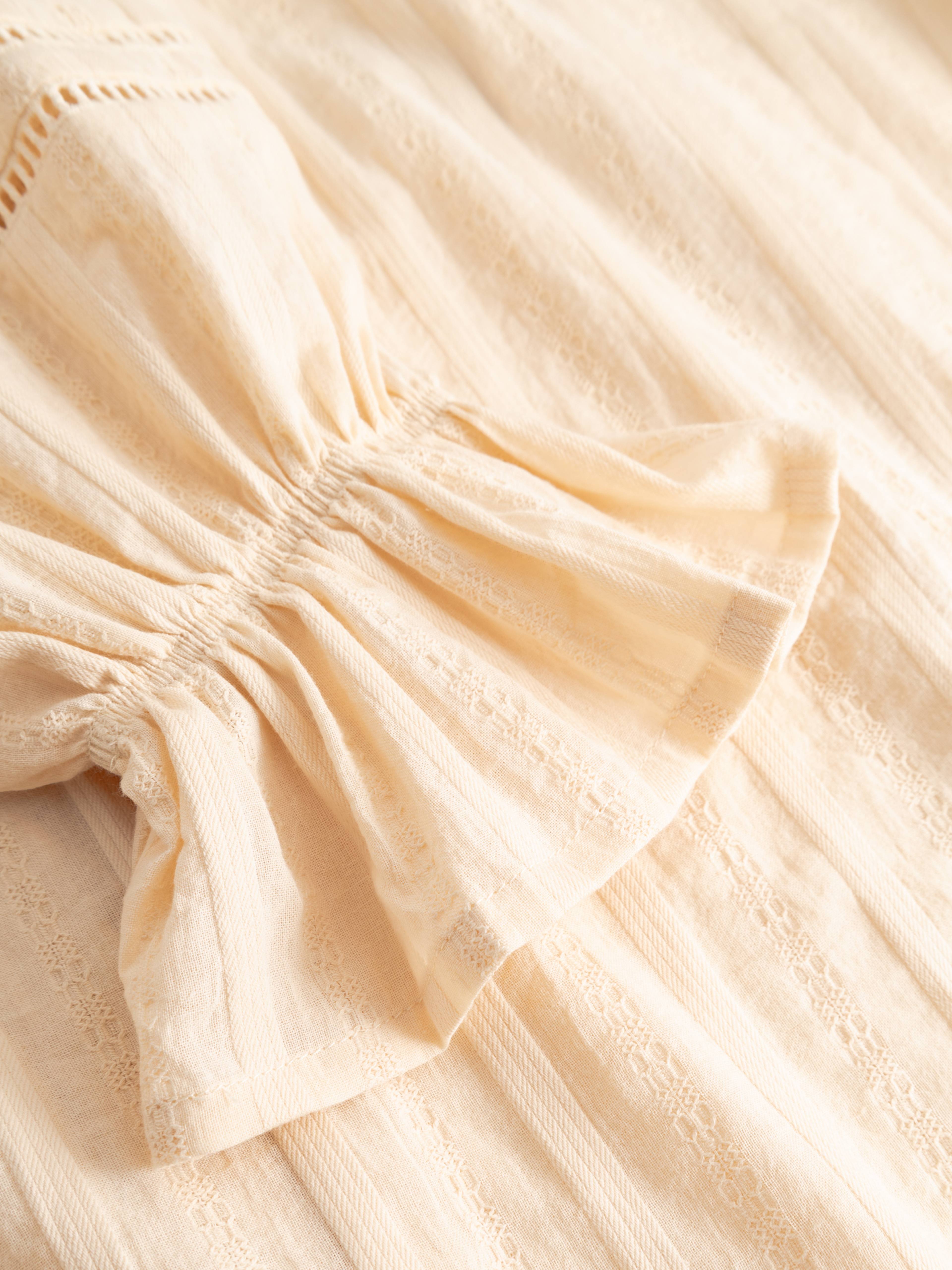 N-maliyah Blouse - Ivory, från Noella, i färgen ivory. Klicka för att öppna bilden i stort format