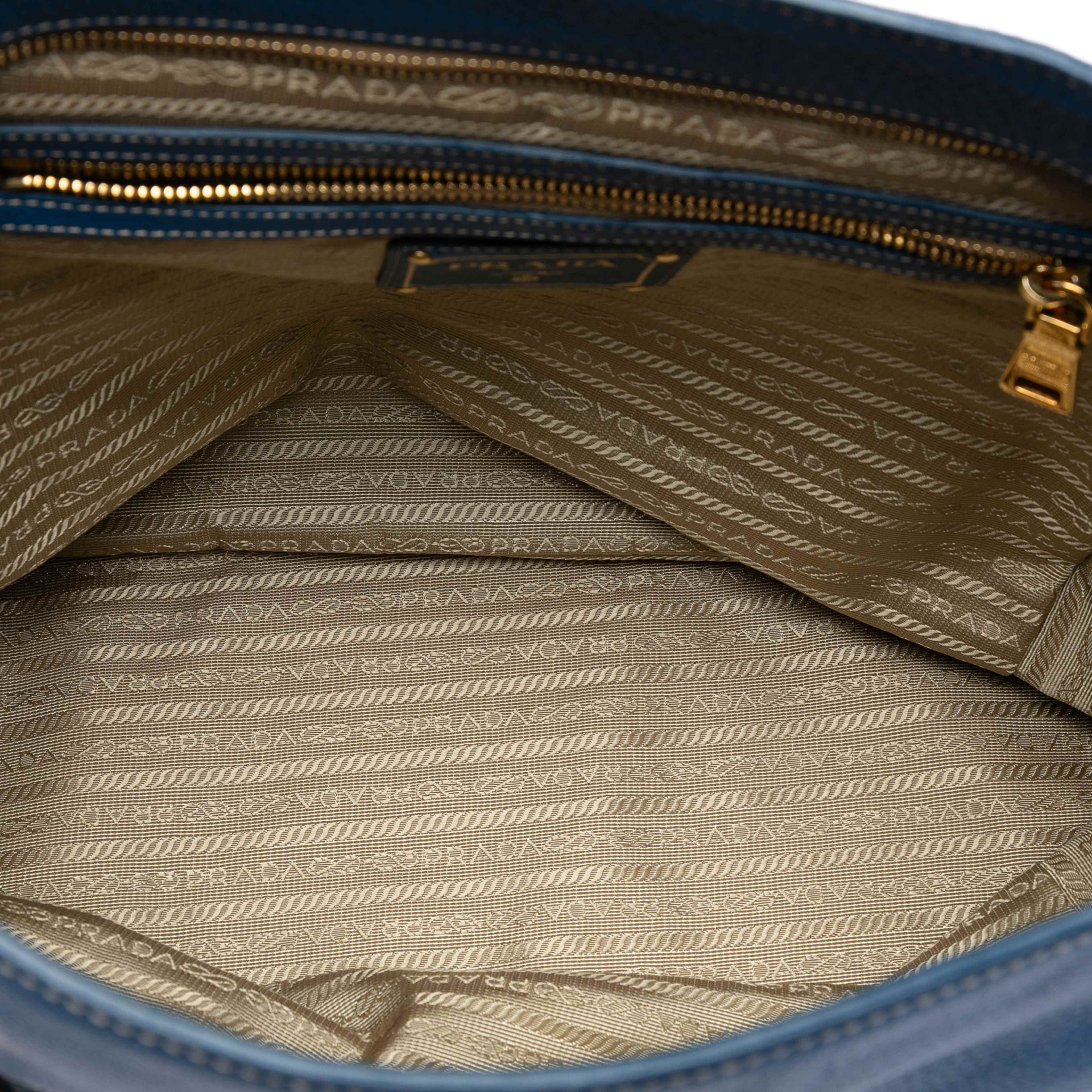 Prada Vitello Daino Crossbody, från Luxclusif, i färgen blue. Klicka för att öppna bilden i stort format