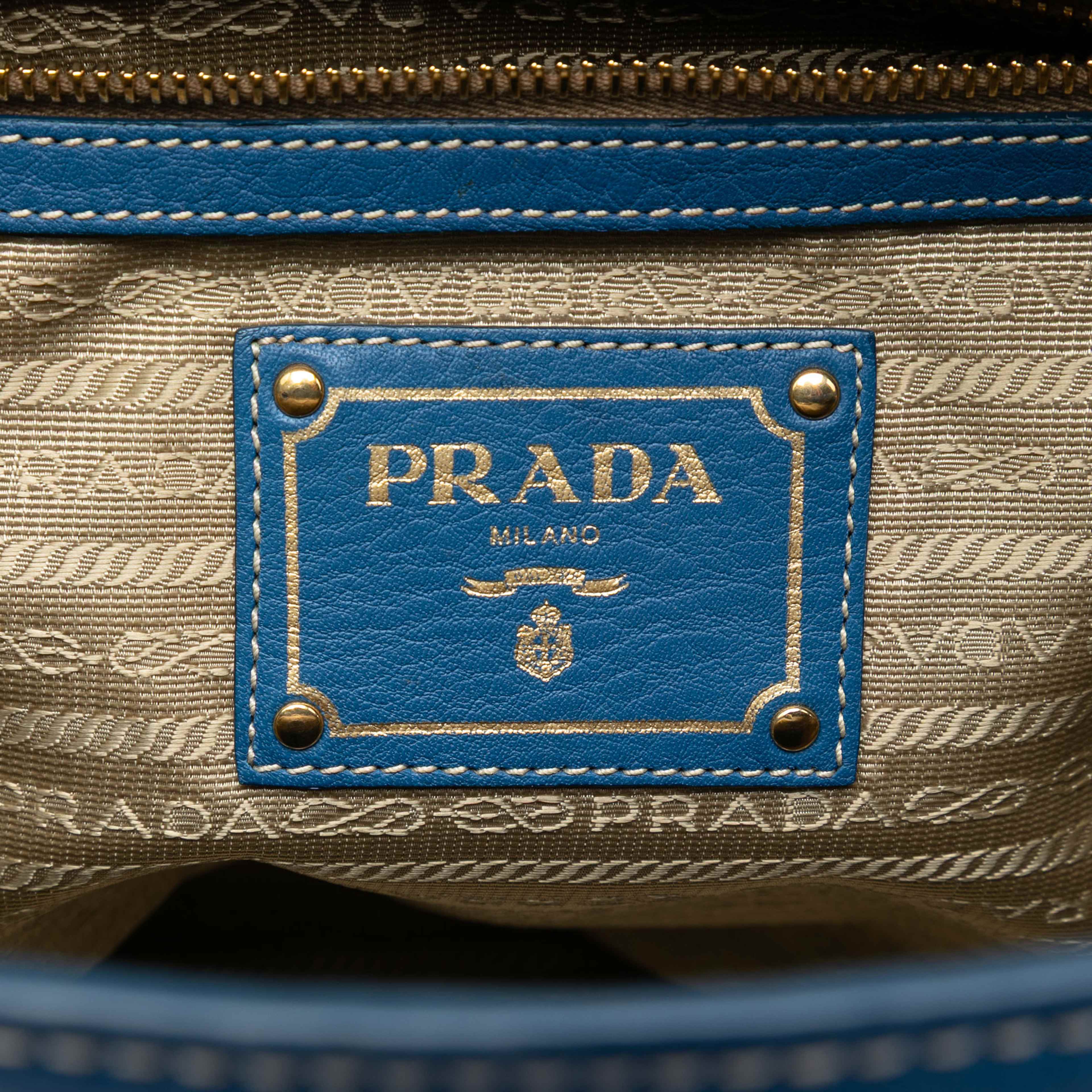 Prada Vitello Daino Crossbody, från Luxclusif, i färgen blue. Klicka för att öppna bilden i stort format
