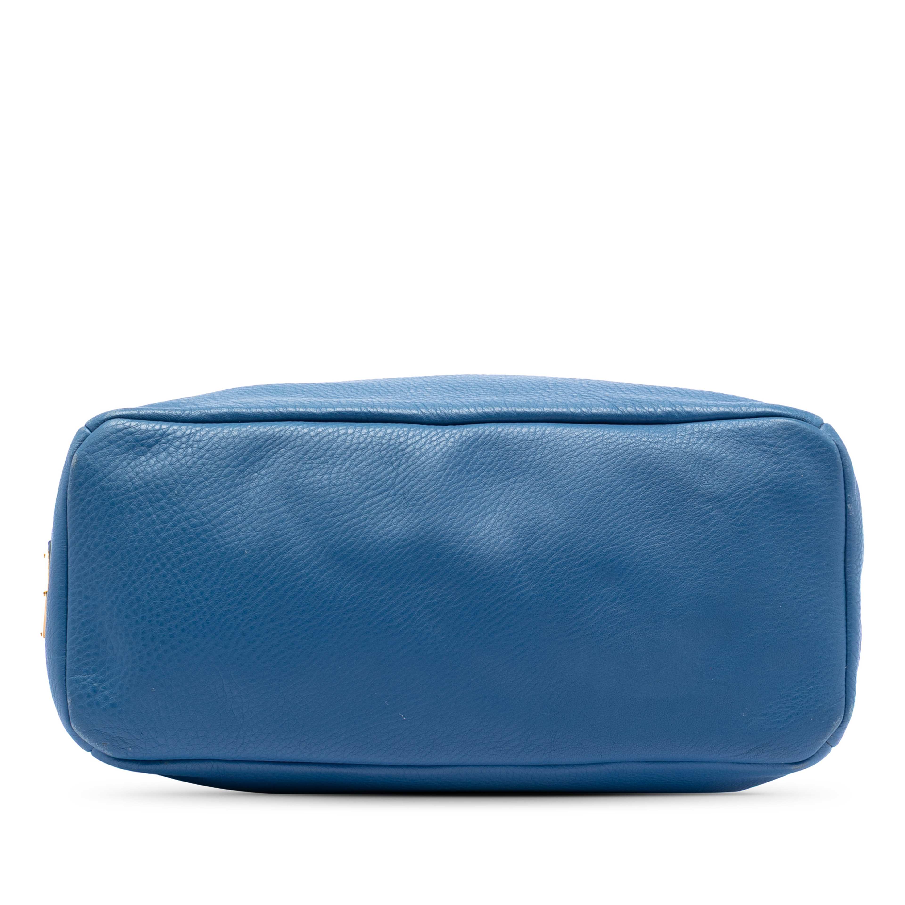 Prada Vitello Daino Crossbody, från Luxclusif, i färgen blue. Klicka för att öppna bilden i stort format