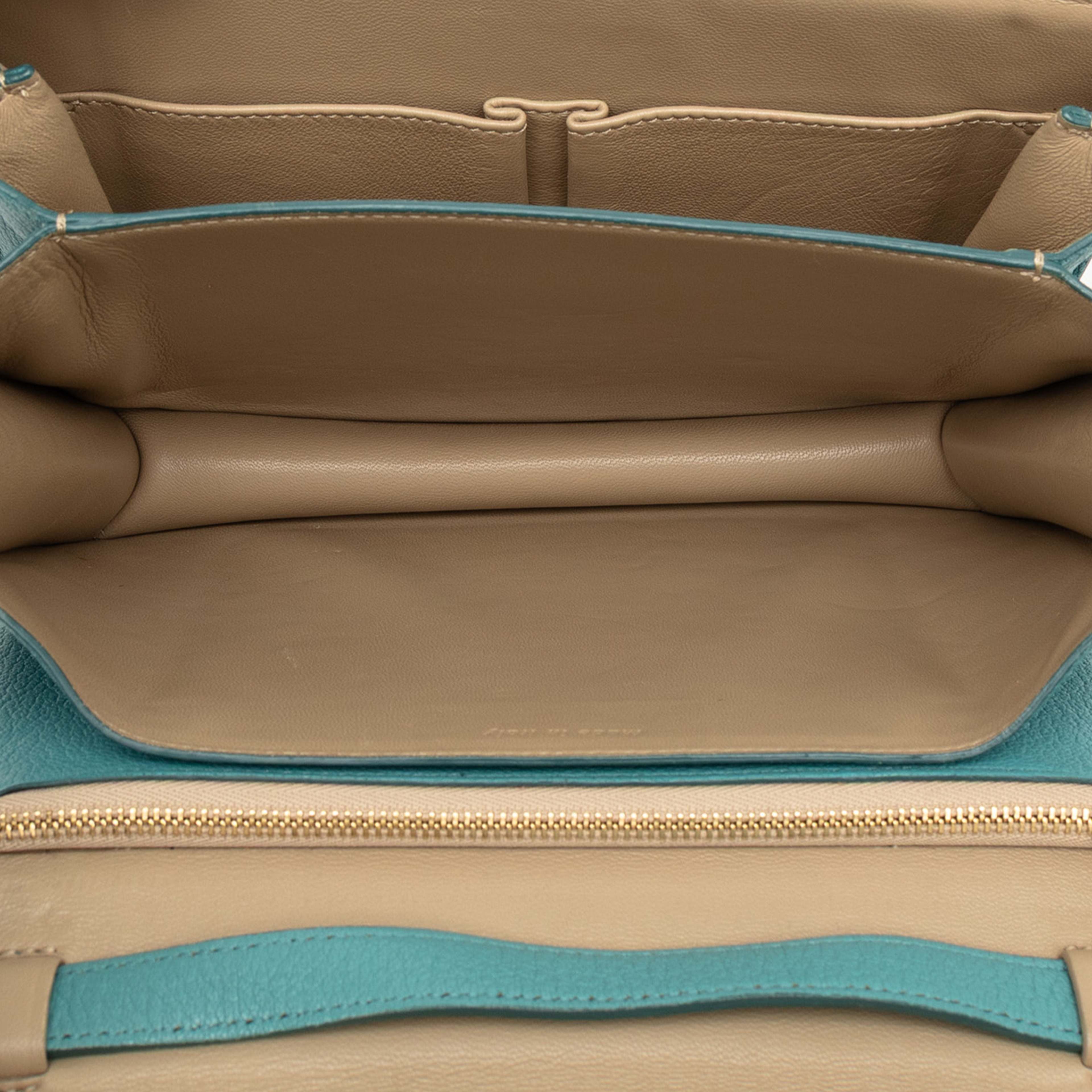 Celine Medium Calfskin Classic Box, från Luxclusif, i färgen peacock. Klicka för att öppna bilden i stort format