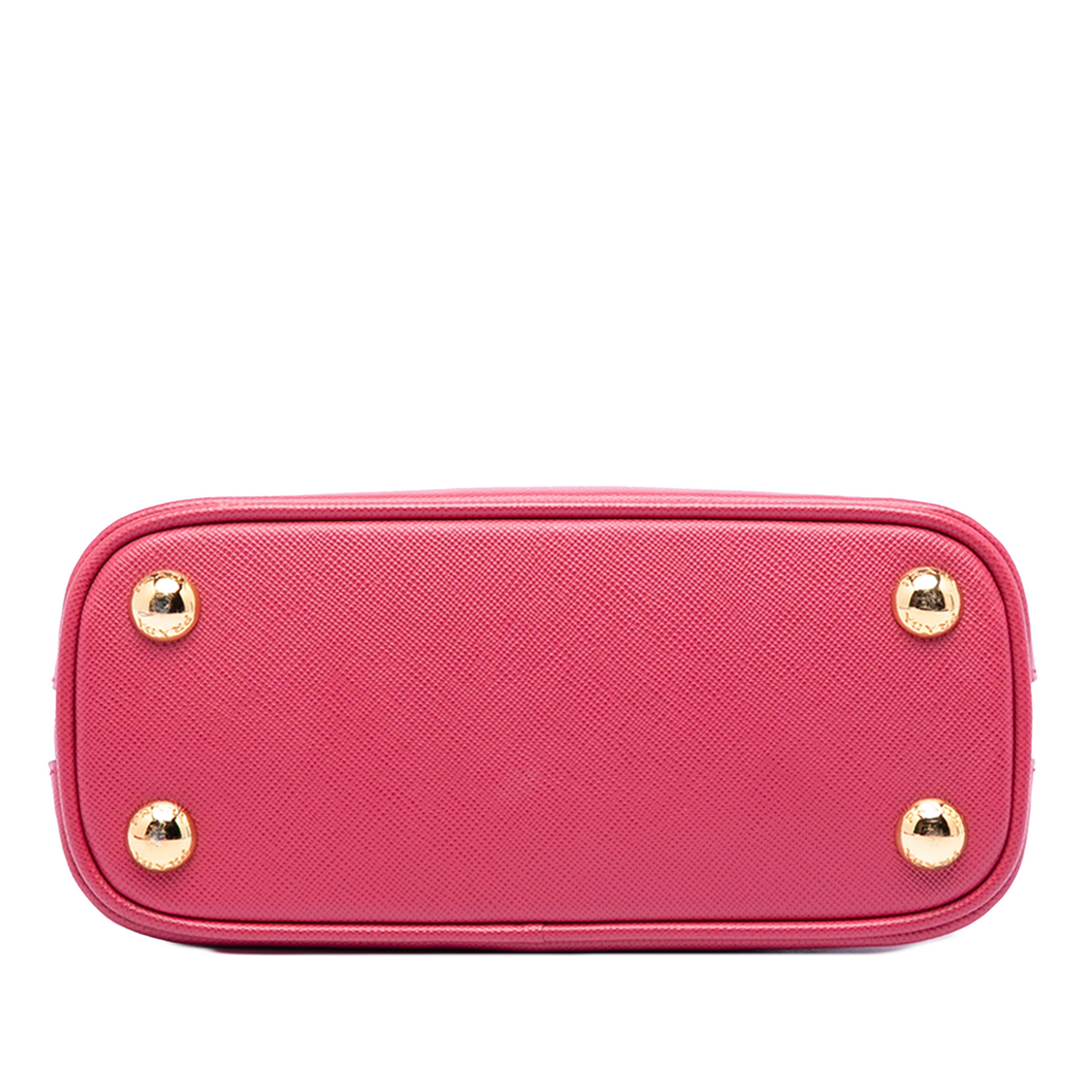 Prada Mini Saffiano Lux Promenade Satchel, från Luxclusif, i färgen dark pink. Klicka för att öppna bilden i stort format