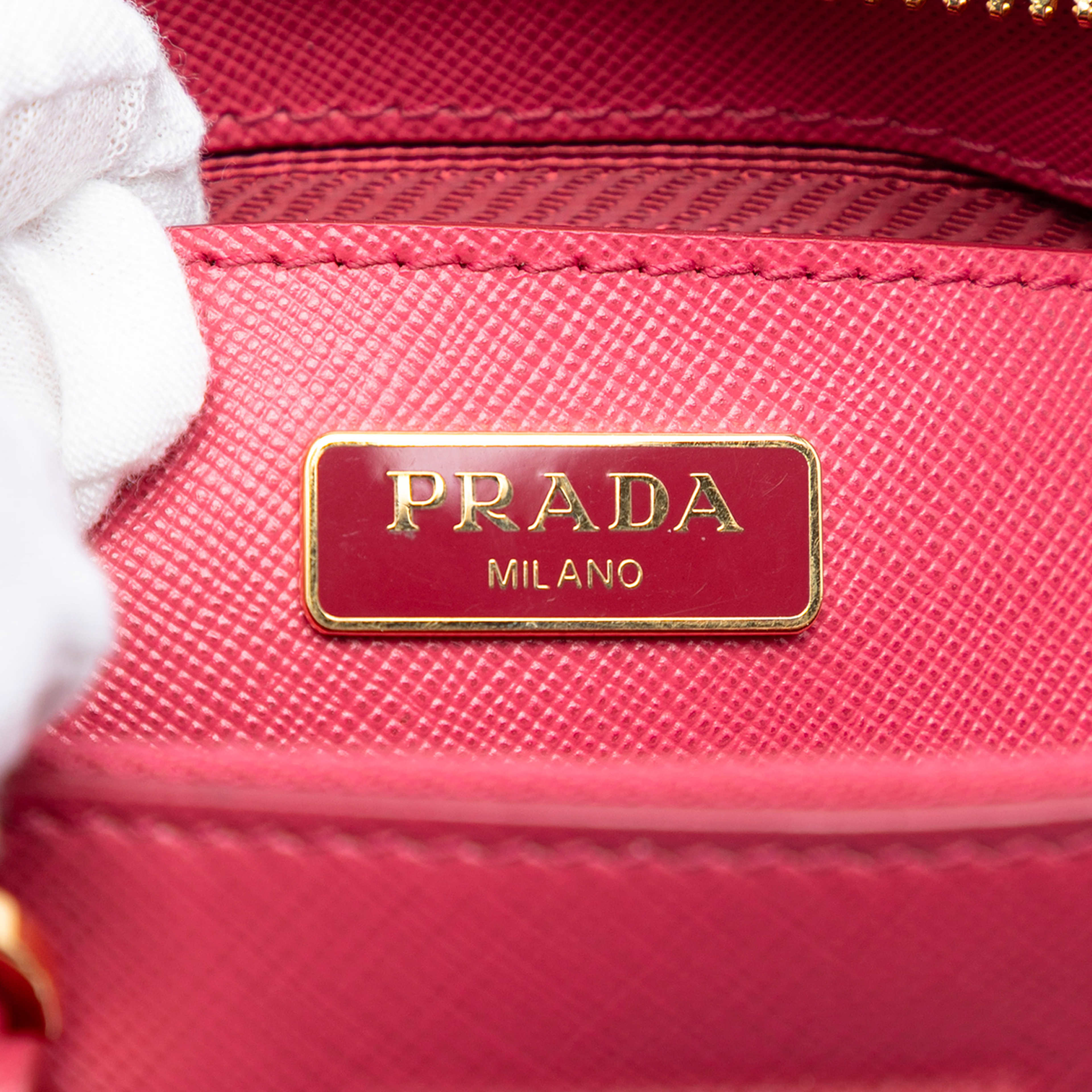 Prada Mini Saffiano Lux Promenade Satchel, från Luxclusif, i färgen dark pink. Klicka för att öppna bilden i stort format