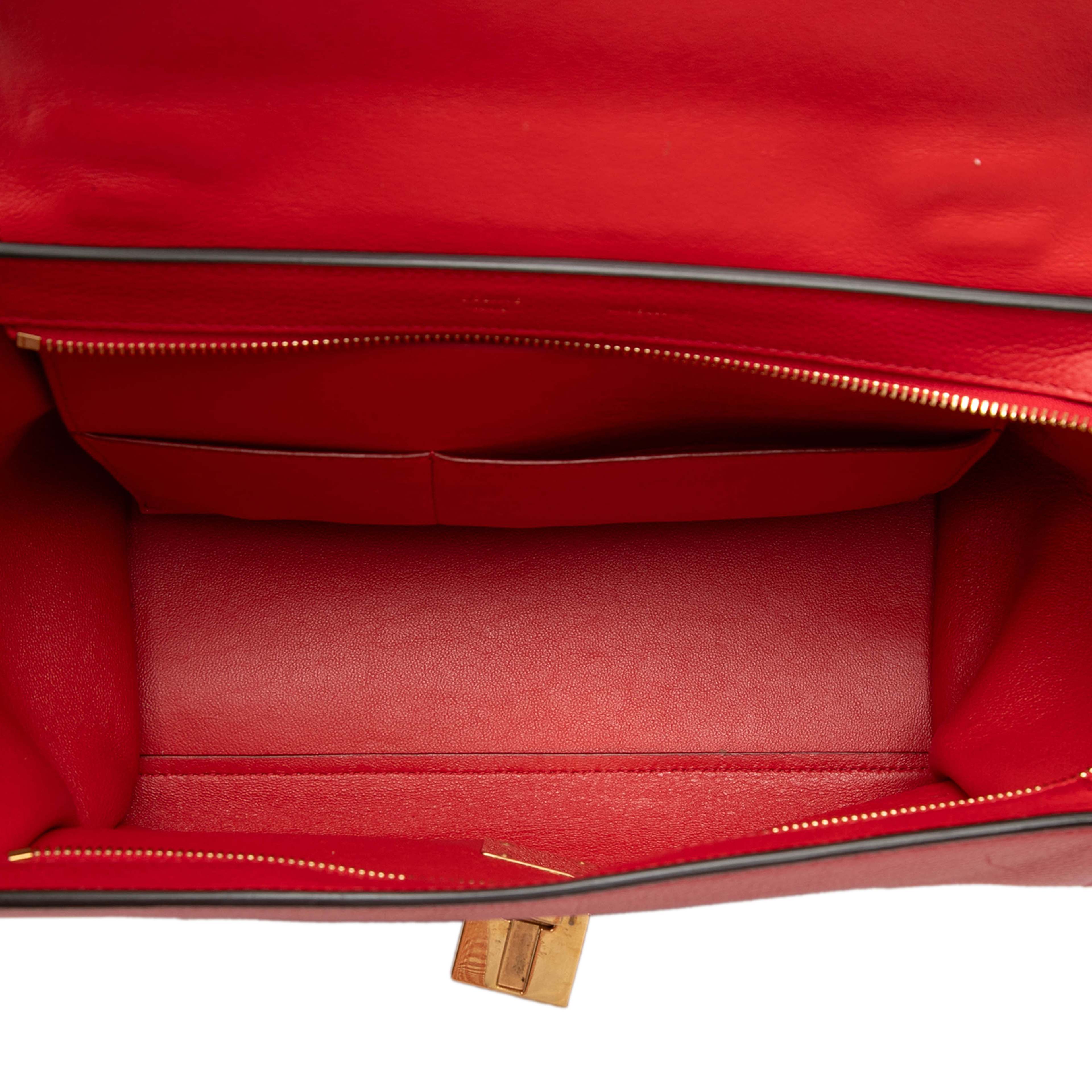 Celine Small Drummed Calfskin And Suede Trapeze Satchel, från Luxclusif, i färgen red. Klicka för att öppna bilden i stort format