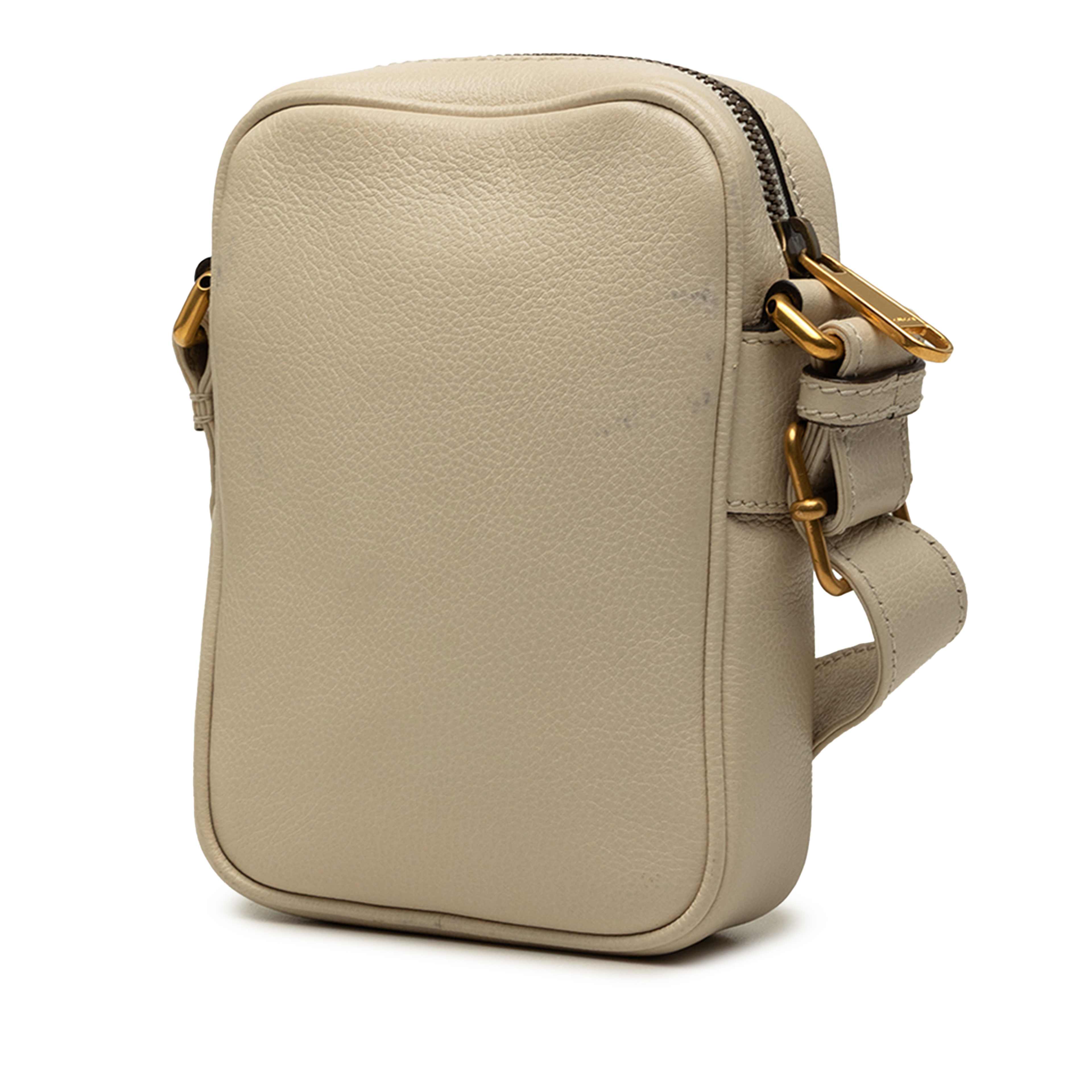 Gucci Mini Grained Calfskin Logo Crossbody, från Luxclusif, i färgen vit. Klicka för att öppna bilden i stort format